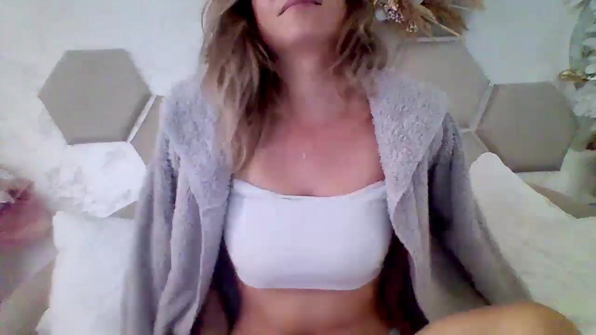Gallery image thumbnail from Isa__'s myfreecams stream on, 10/03/2024, 10:49 image 8 of 20