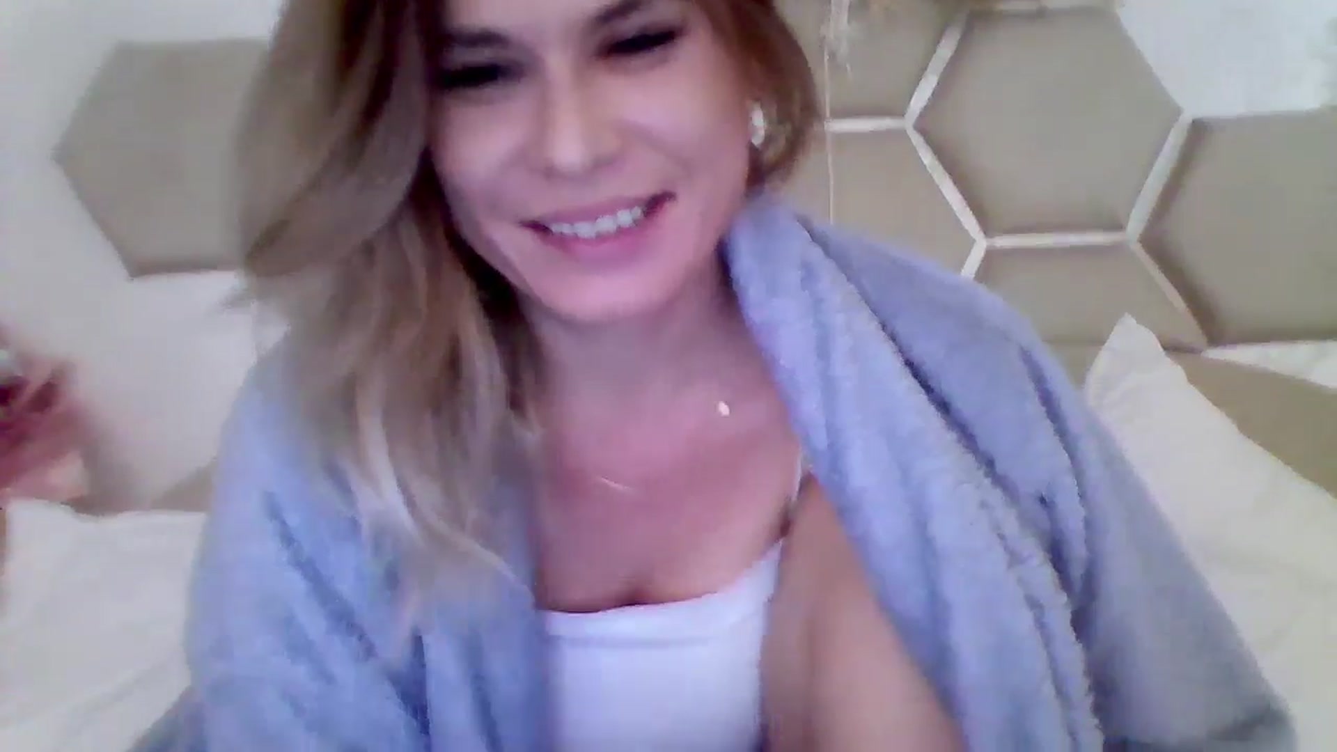 Gallery image thumbnail from Isa__'s myfreecams stream on, 10/12/2024, 22:12 image 16 of 20