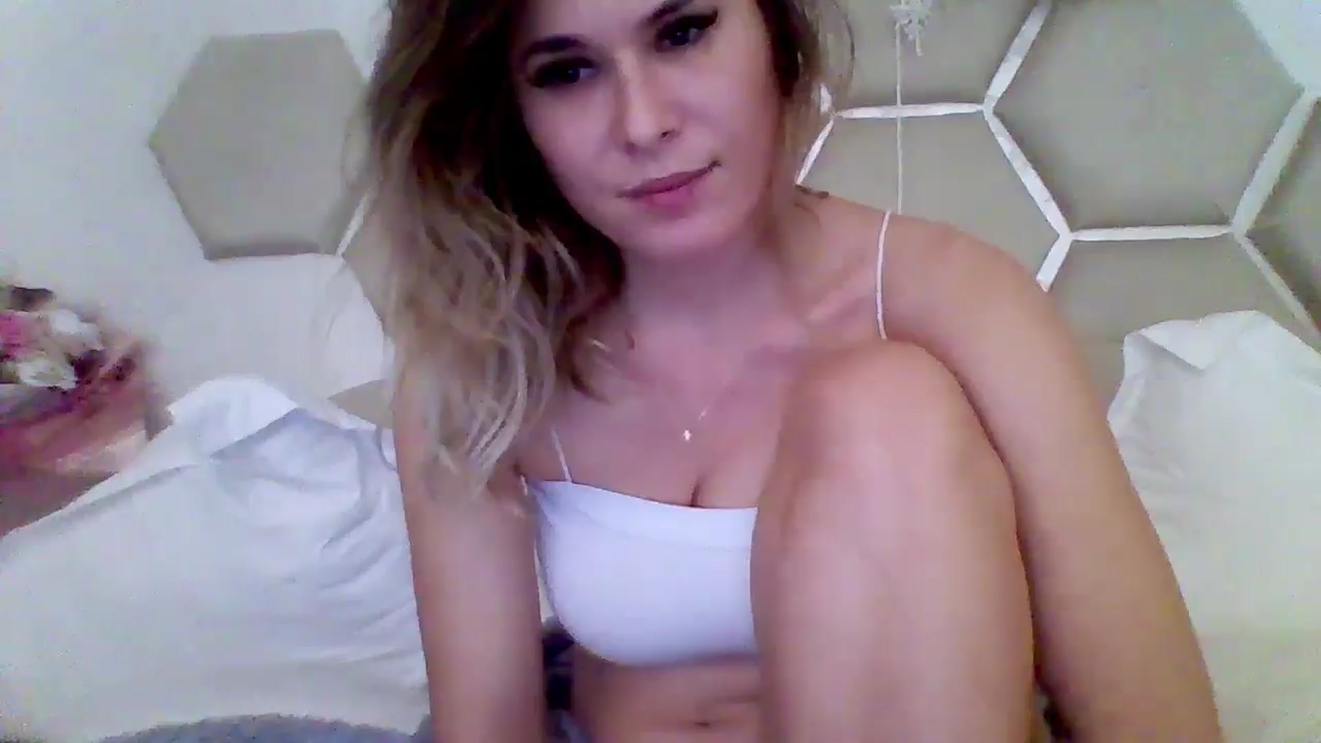 Gallery image thumbnail from Isa__'s myfreecams stream on, 10/28/2024, 21:43 image 17 of 20