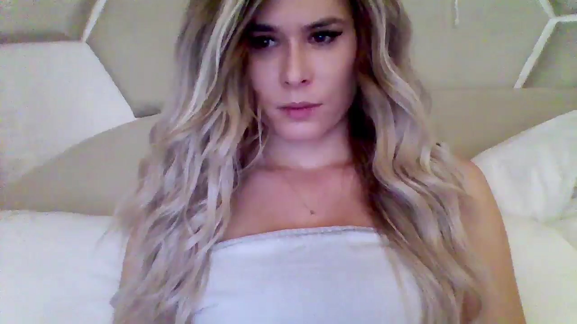 Gallery image thumbnail from Isa__'s myfreecams stream on, 11/09/2024, 14:41 image 20 of 20