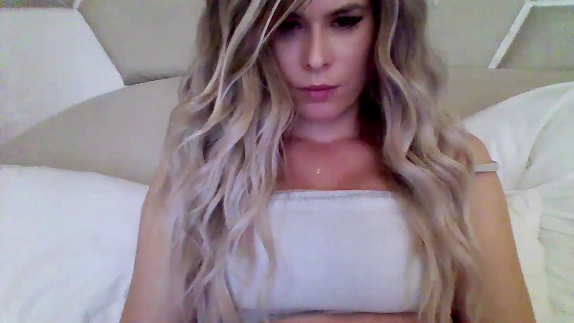 Gallery image thumbnail from Isa__'s myfreecams stream on, 11/09/2024, 17:34 image 11 of 20