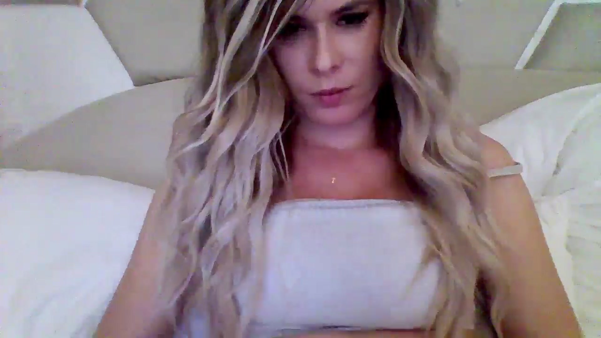 Gallery image thumbnail from Isa__'s myfreecams stream on, 11/09/2024, 17:34 image 14 of 20