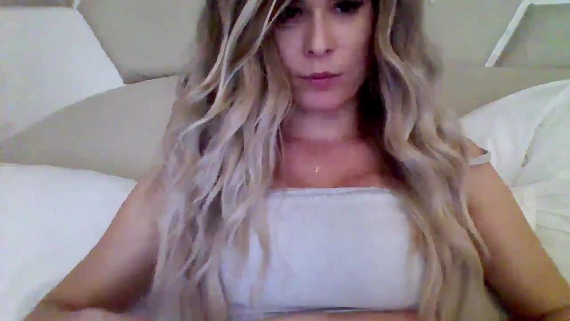 Gallery image thumbnail from Isa__'s myfreecams stream on, 11/09/2024, 17:34 image 12 of 20