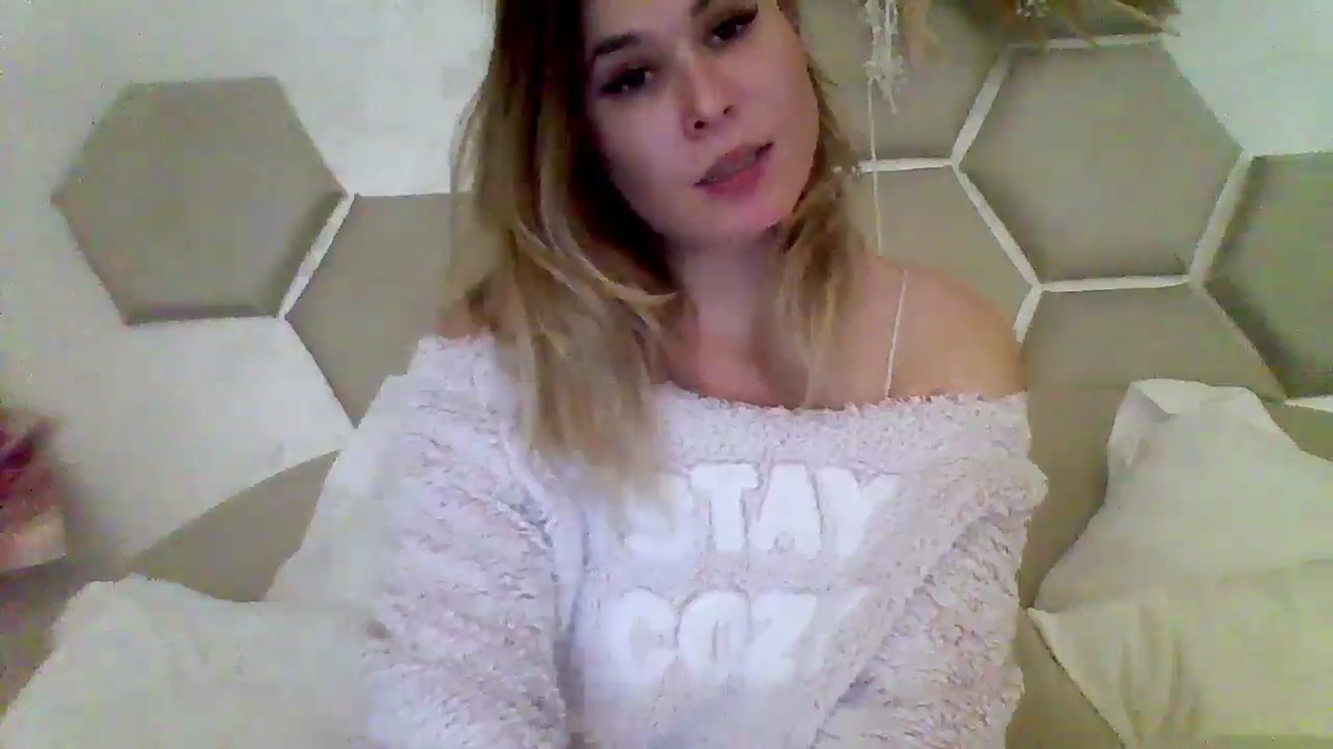 Gallery image thumbnail from Isa__'s myfreecams stream on, 11/25/2024, 19:50 image 7 of 20
