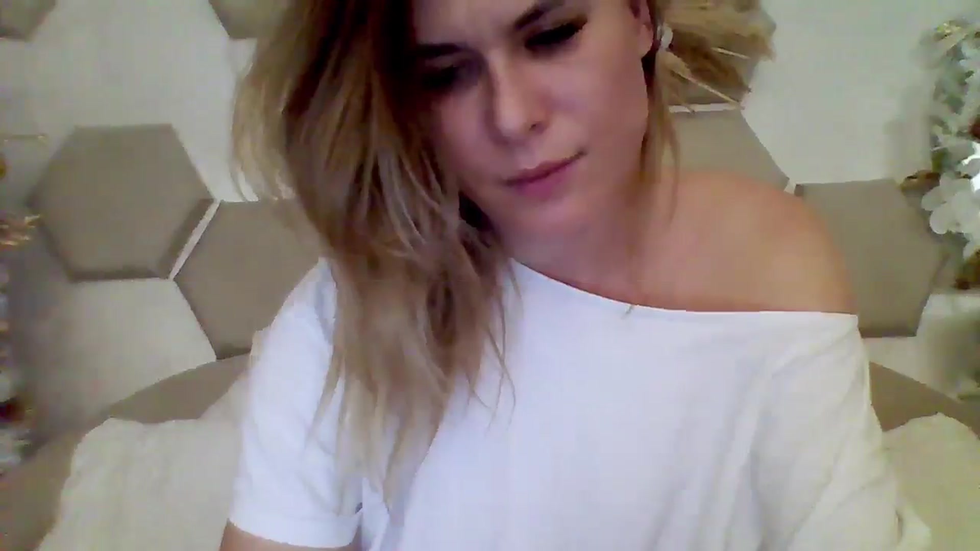 Gallery image thumbnail from Isa__'s myfreecams stream on, 12/06/2024, 19:34 image 20 of 20