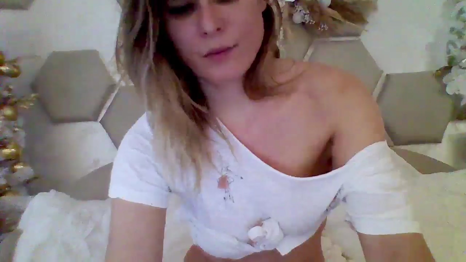 Gallery image thumbnail from Isa__'s myfreecams stream on, 12/27/2024, 13:45 image 10 of 20