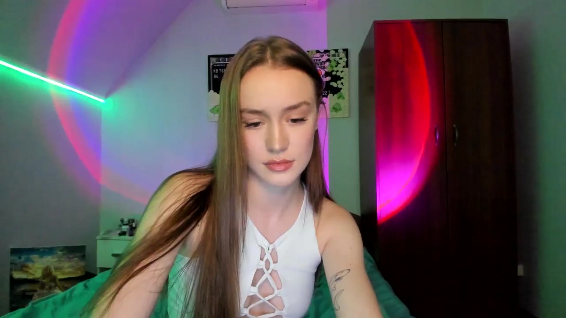 Gallery image thumbnail from IsabellRrose's myfreecams stream on, 11/18/2024, 16:31 image 11 of 20