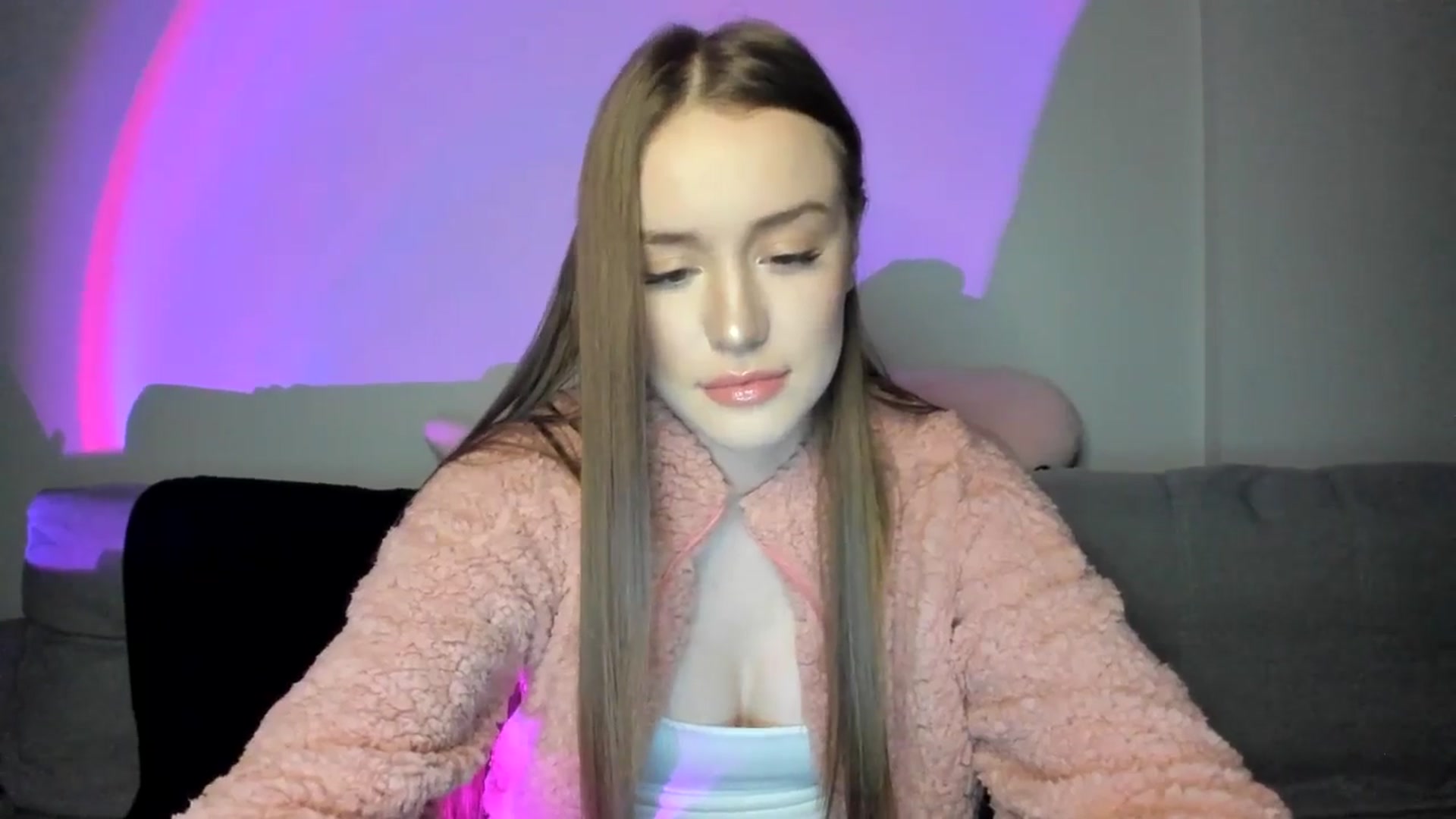Gallery image thumbnail from IsabellRrose's myfreecams stream on, 12/27/2024, 18:29 image 13 of 20