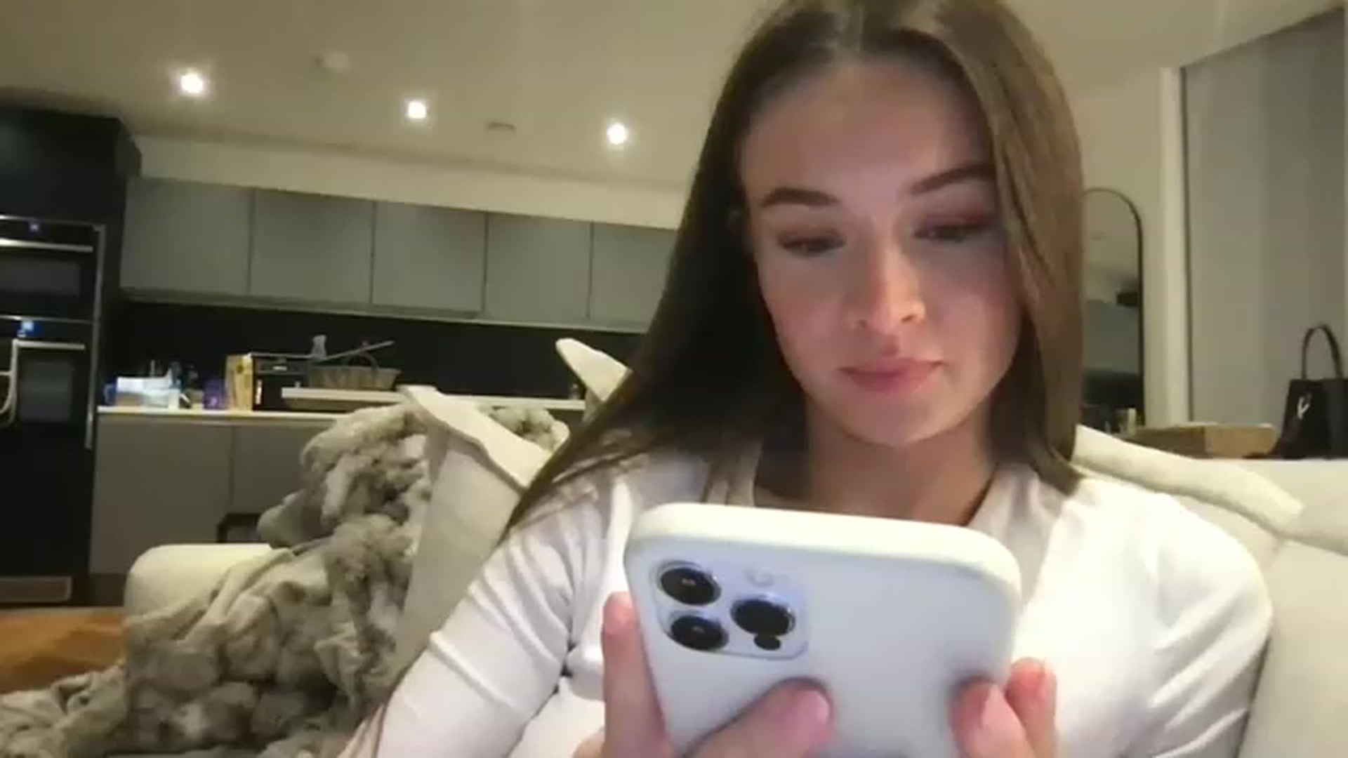 Gallery image thumbnail from Isabella0's myfreecams stream on, 02/28/2023, 21:30 image 19 of 20