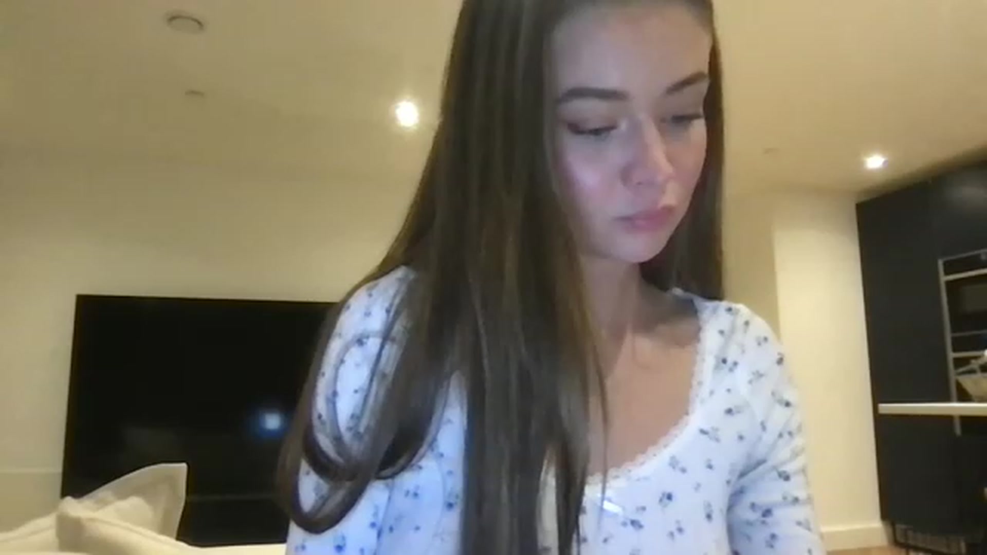 Gallery image thumbnail from Isabella0's myfreecams stream on, 03/01/2023, 20:14 image 3 of 20