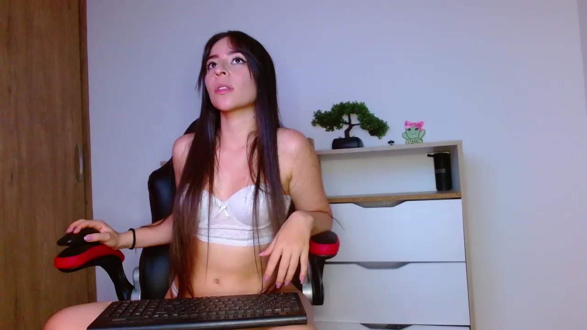 Gallery image thumbnail from IsabellaLobos's myfreecams stream on, 11/17/2022, 04:54 image 4 of 20