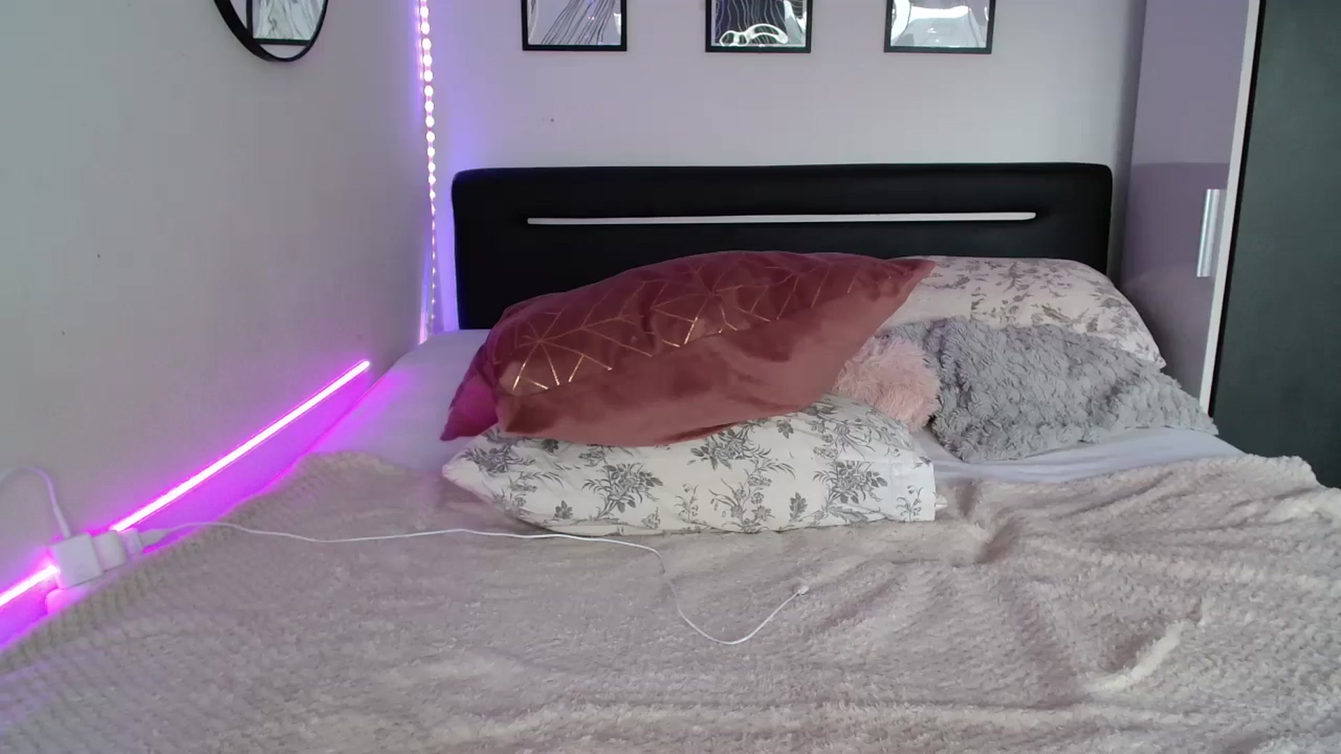 Gallery image thumbnail from Isabella_baby's myfreecams stream on, 07/06/2025, 16:56 image 9 of 20