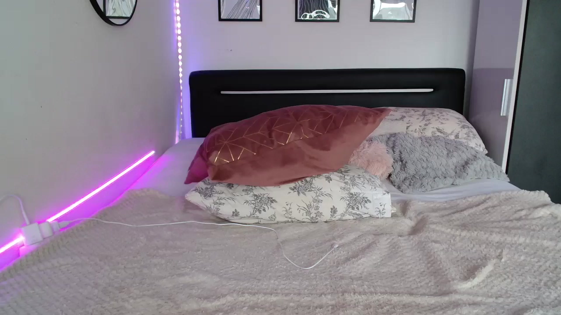 Gallery image thumbnail from Isabella_baby's myfreecams stream on, 07/06/2025, 16:56 image 10 of 20