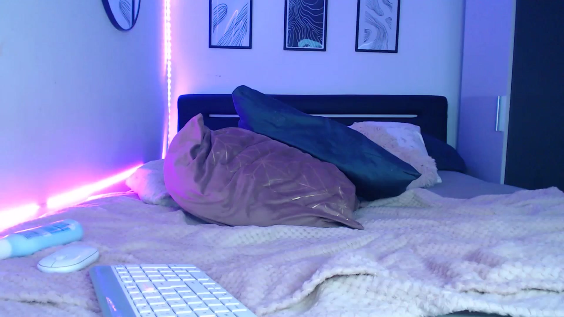 Gallery image thumbnail from Isabella_baby's myfreecams stream on, 08/04/2025, 18:45 image 14 of 20