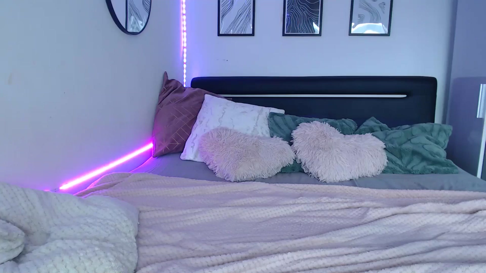 Gallery image thumbnail from Isabella_baby's myfreecams stream on, 08/06/2025, 10:22 image 14 of 20