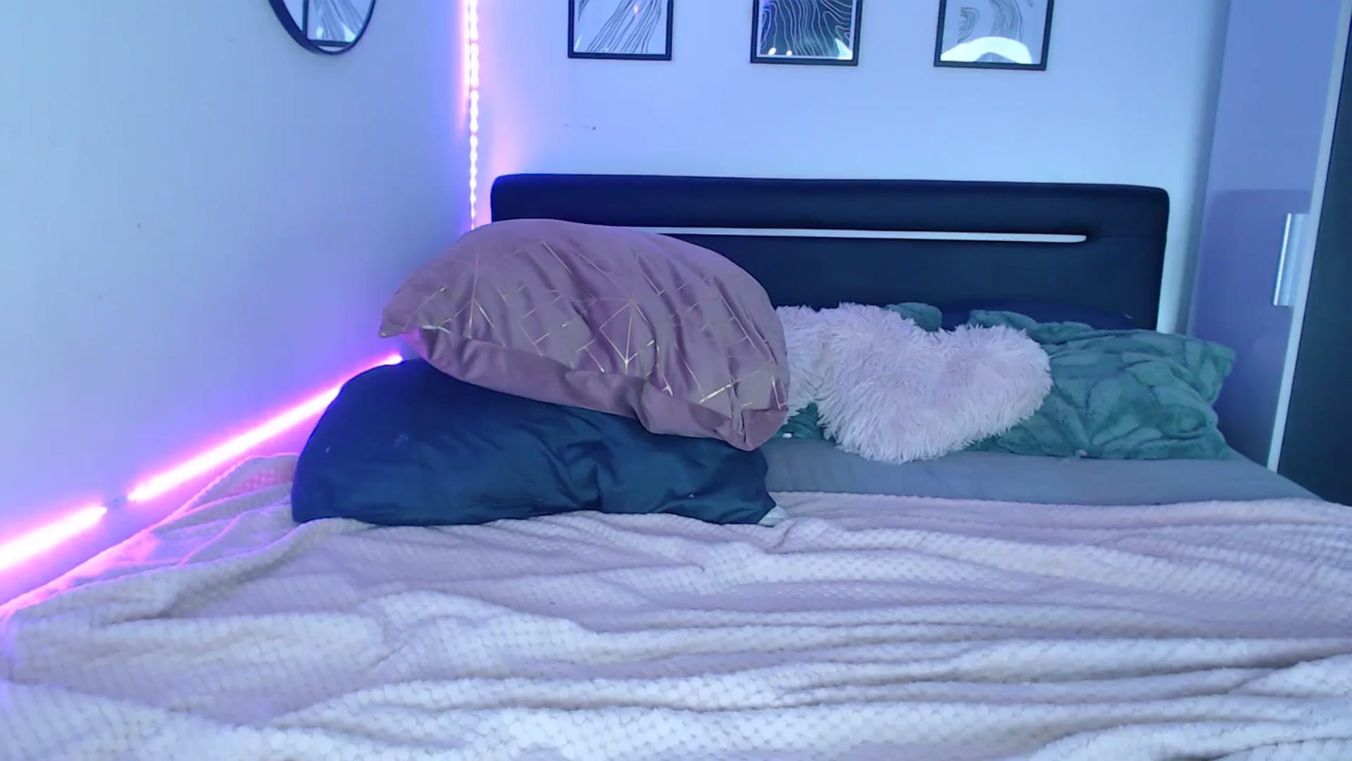 Gallery image thumbnail from Isabella_baby's myfreecams stream on, 08/06/2025, 17:07 image 12 of 20