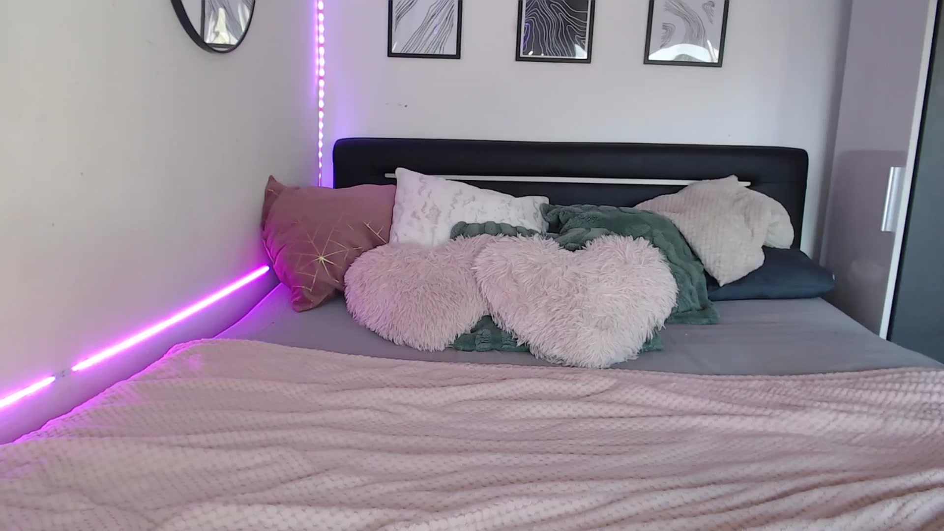 Gallery image thumbnail from Isabella_baby's myfreecams stream on, 08/07/2025, 16:22 image 4 of 20