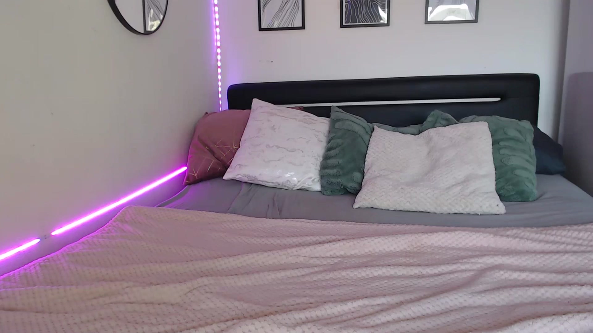 Gallery image thumbnail from Isabella_baby's myfreecams stream on, 08/12/2025, 17:15 image 2 of 20