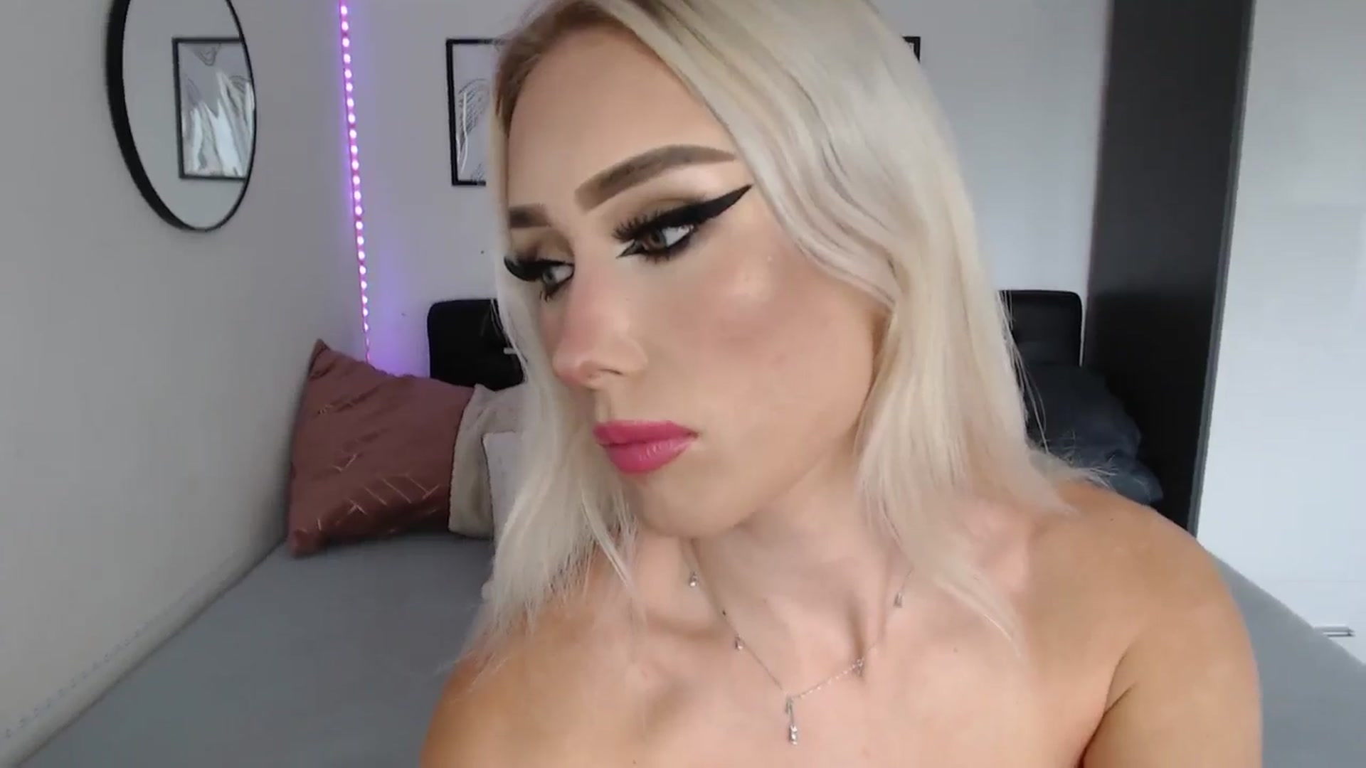 Gallery image thumbnail from Isabella_baby's myfreecams stream on, 08/20/2025, 13:59 image 7 of 20
