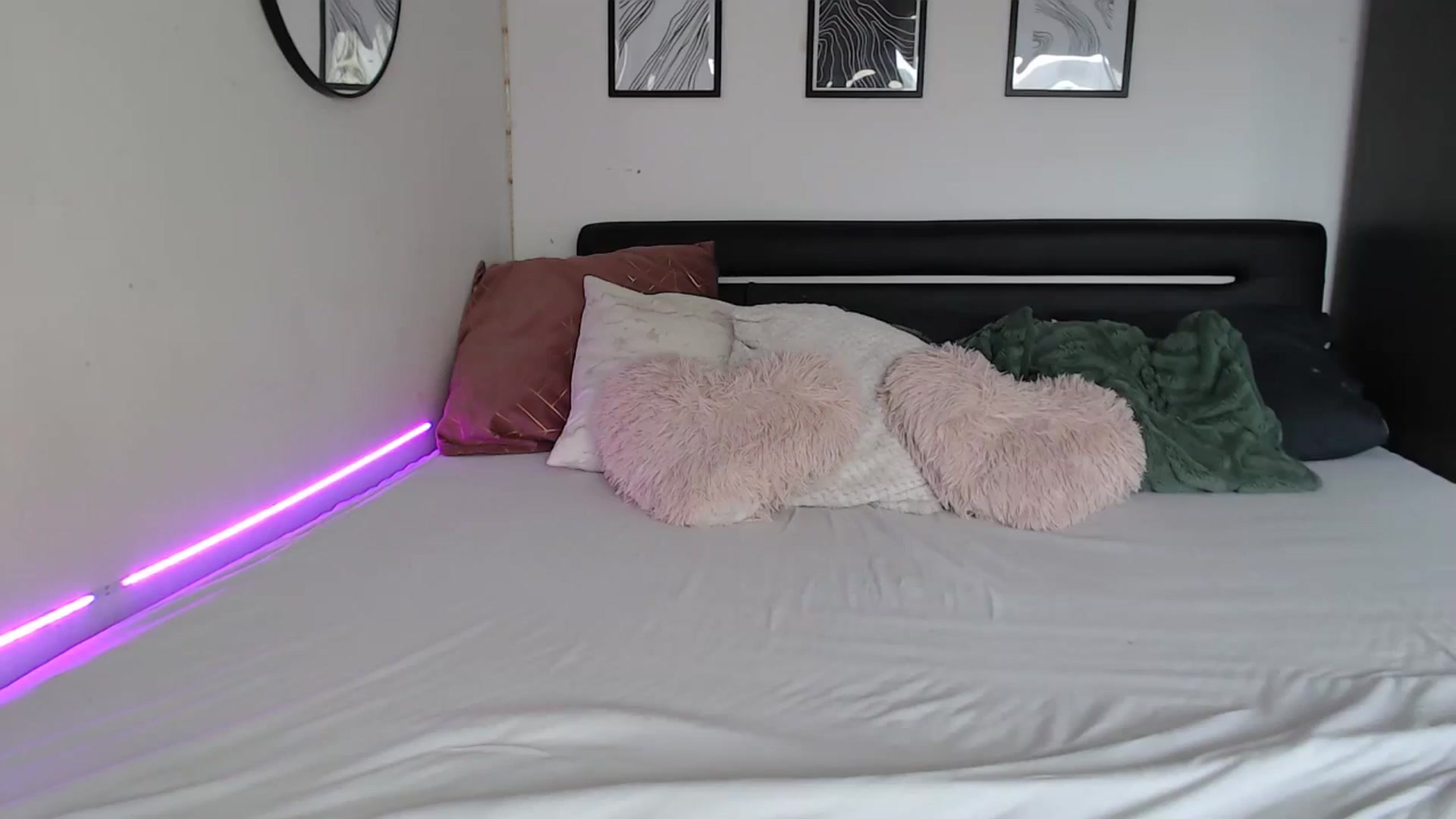 Gallery image thumbnail from Isabella_baby's myfreecams stream on, 08/27/2025, 14:52 image 6 of 20