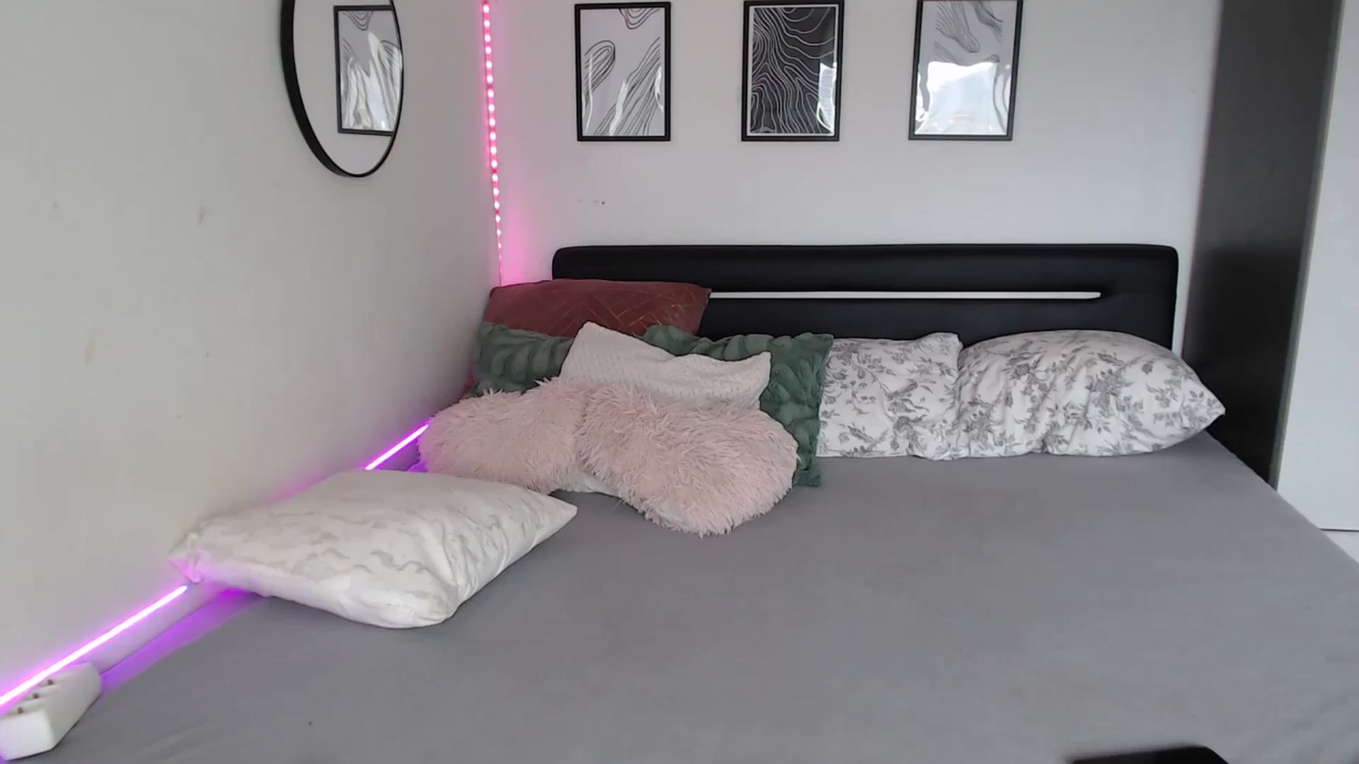 Gallery image thumbnail from Isabella_baby's myfreecams stream on, 09/13/2025, 16:39 image 6 of 20