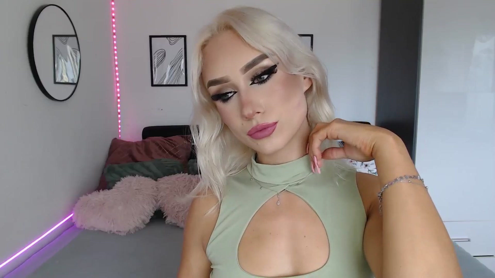 Gallery image thumbnail from Isabella_baby's myfreecams stream on, 09/14/2025, 15:04 image 8 of 20
