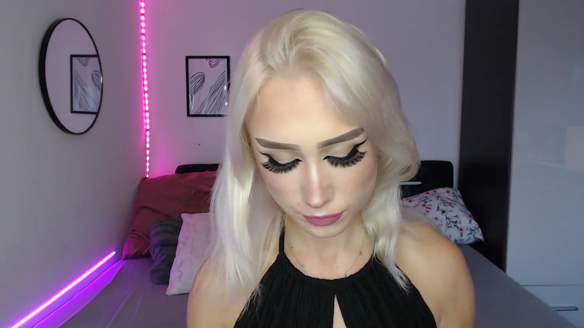 Gallery image thumbnail from Isabella_baby's myfreecams stream on, 09/15/2025, 18:04 image 4 of 20
