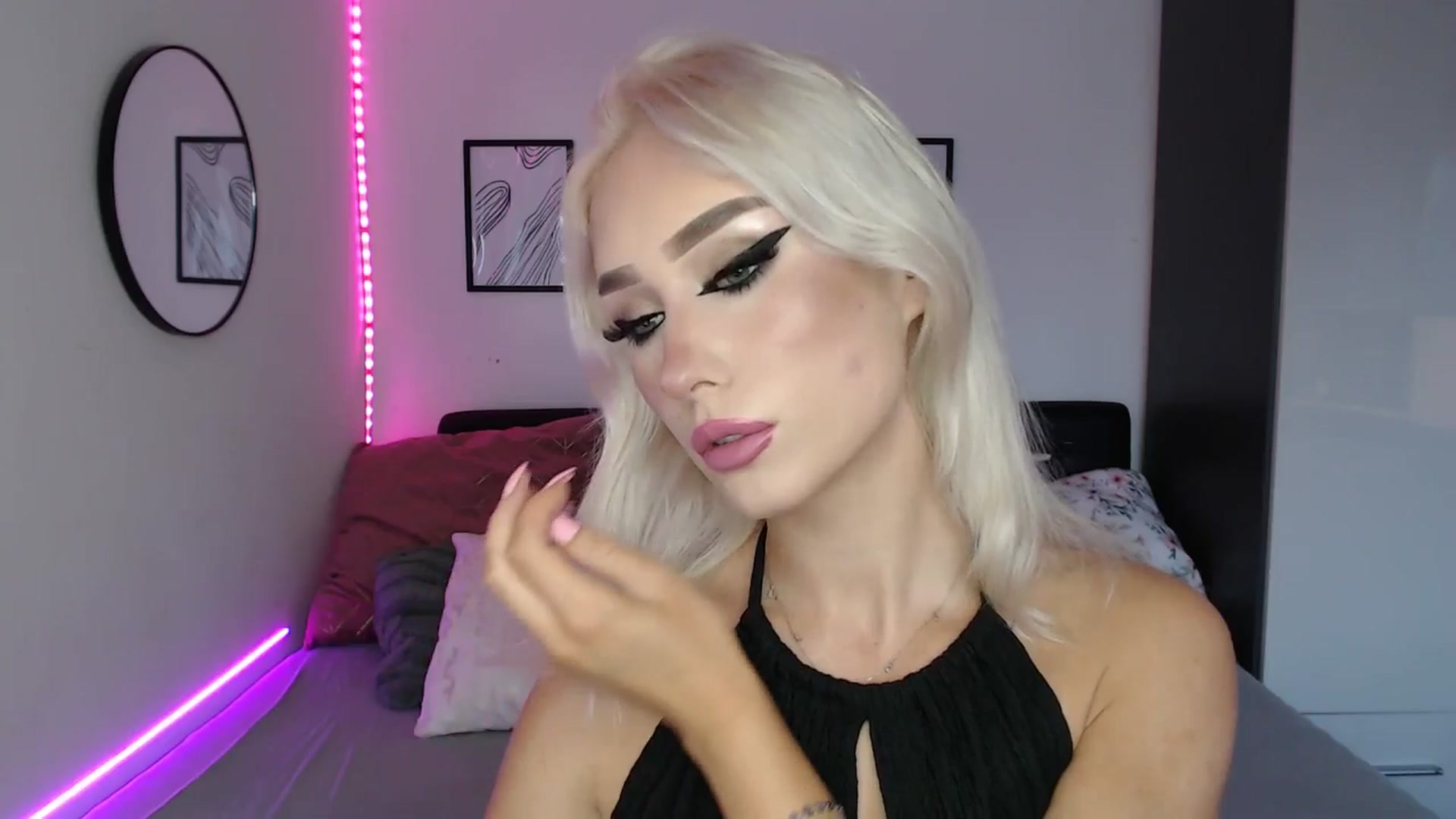 Gallery image thumbnail from Isabella_baby's myfreecams stream on, 09/15/2025, 18:04 image 3 of 20