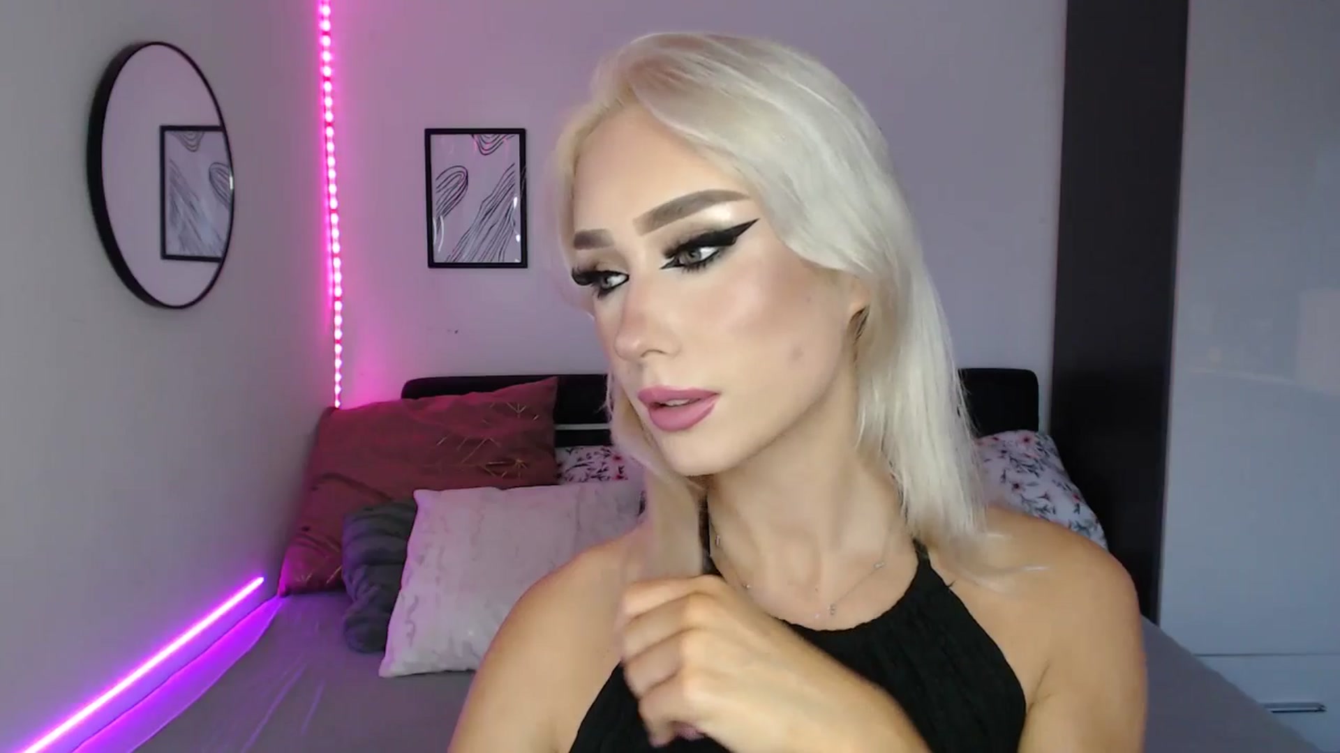 Gallery image thumbnail from Isabella_baby's myfreecams stream on, 09/15/2025, 18:04 image 5 of 20