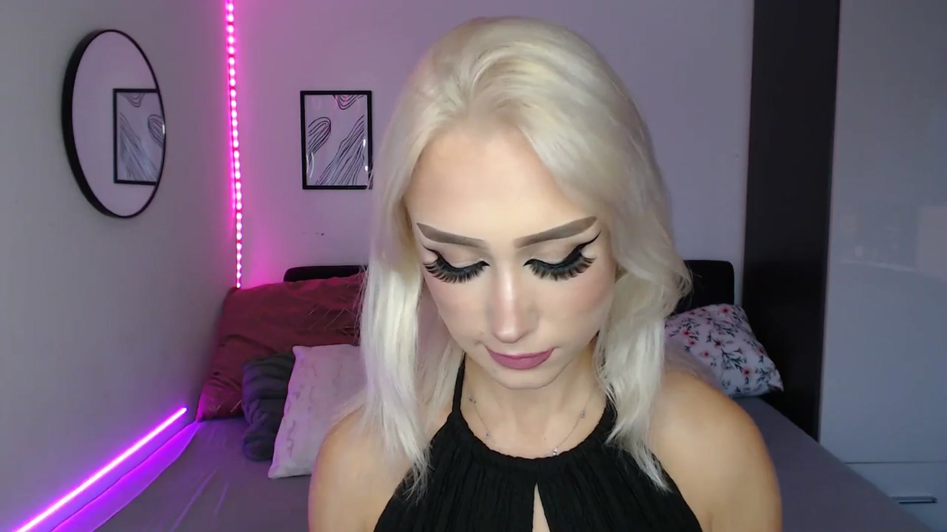 Gallery image thumbnail from Isabella_baby's myfreecams stream on, 09/15/2025, 18:04 image 6 of 20