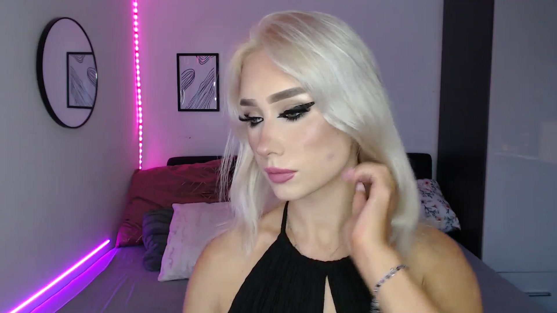 Gallery image thumbnail from Isabella_baby's myfreecams stream on, 09/15/2025, 18:04 image 7 of 20