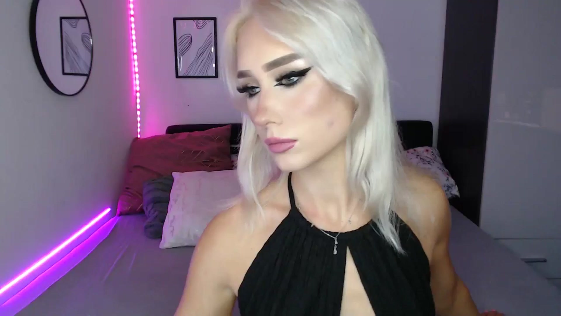 Gallery image thumbnail from Isabella_baby's myfreecams stream on, 09/15/2025, 18:04 image 9 of 20