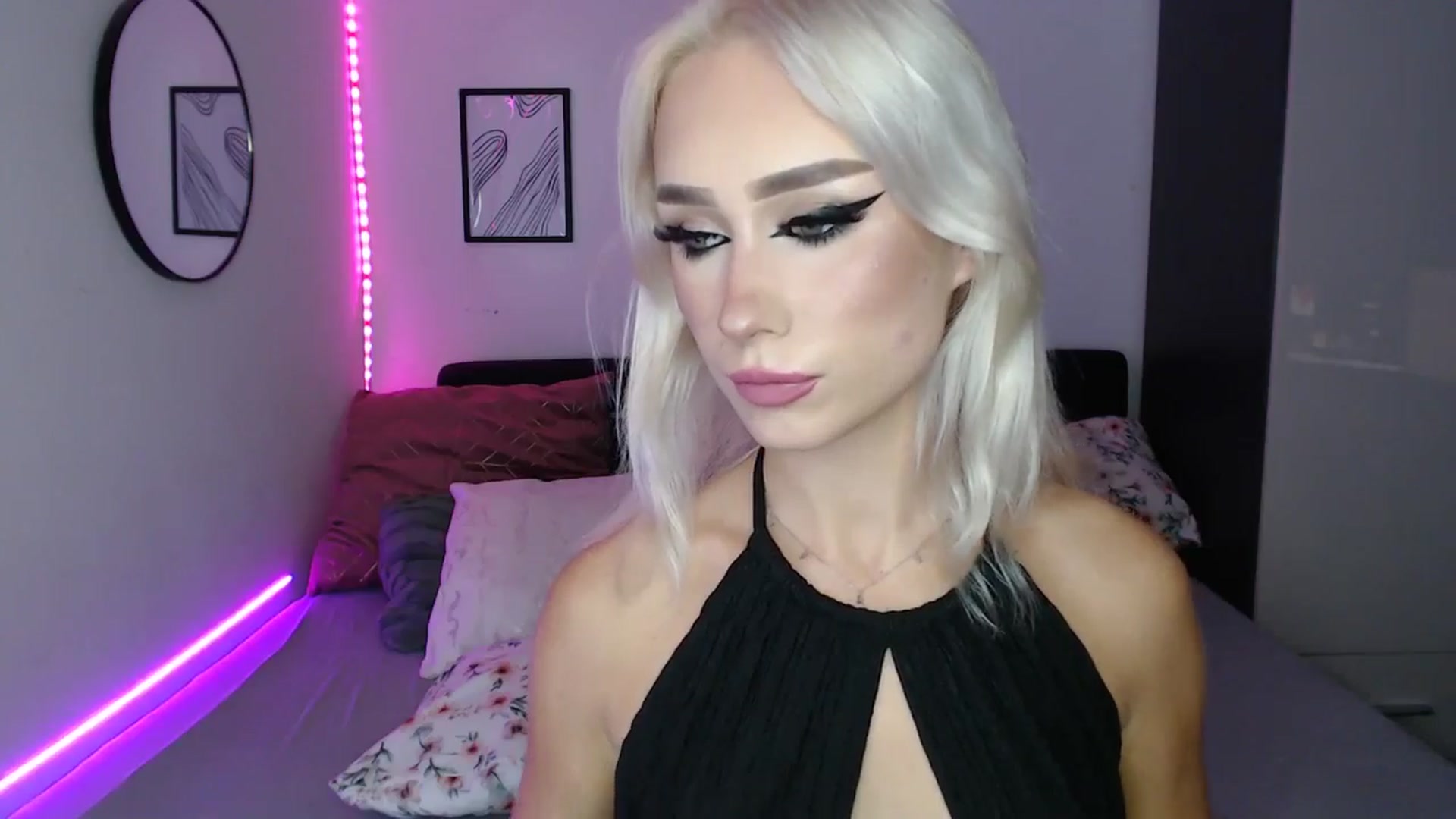 Gallery image thumbnail from Isabella_baby's myfreecams stream on, 09/15/2025, 18:04 image 18 of 20