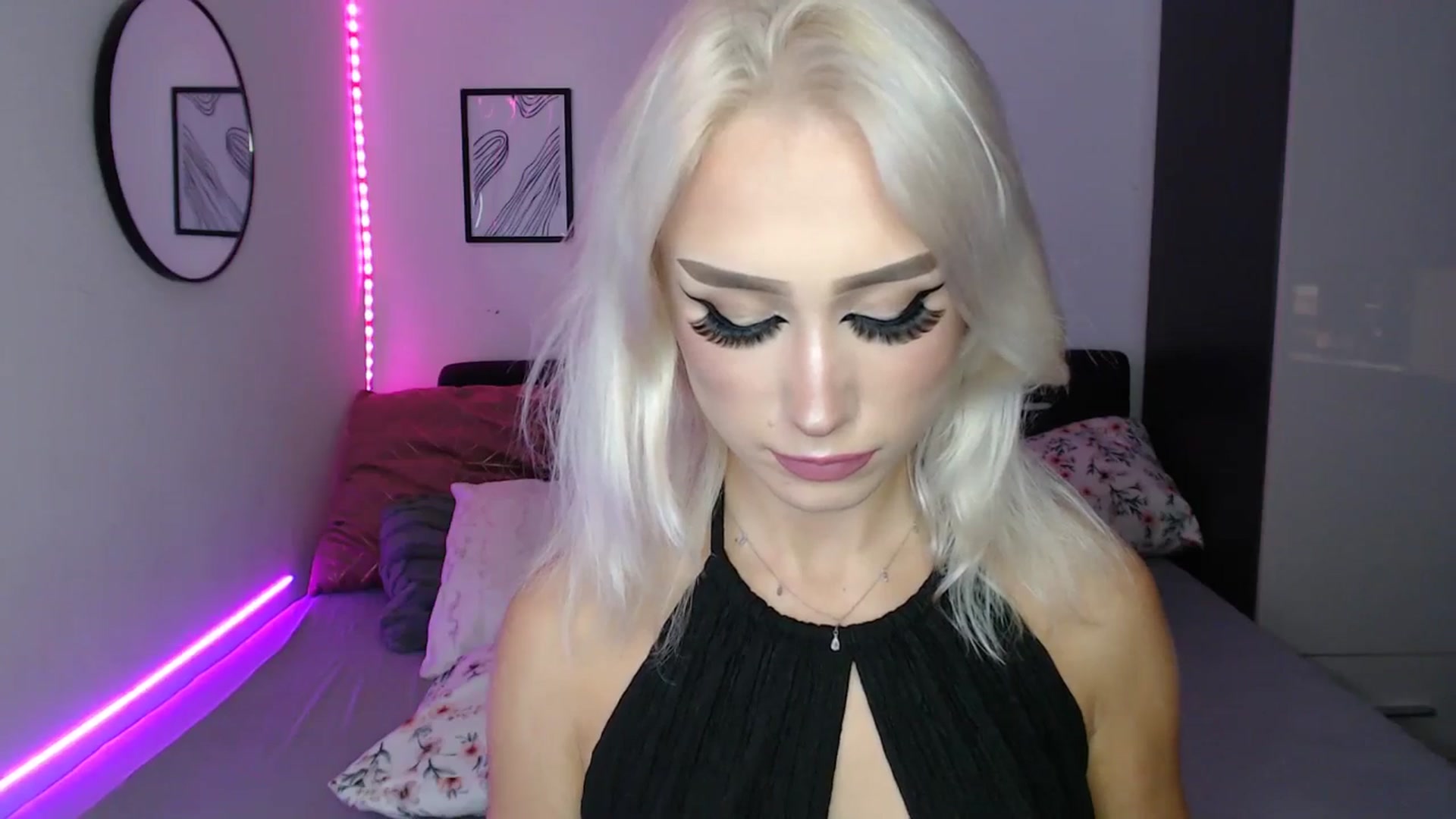 Gallery image thumbnail from Isabella_baby's myfreecams stream on, 09/15/2025, 18:04 image 15 of 20