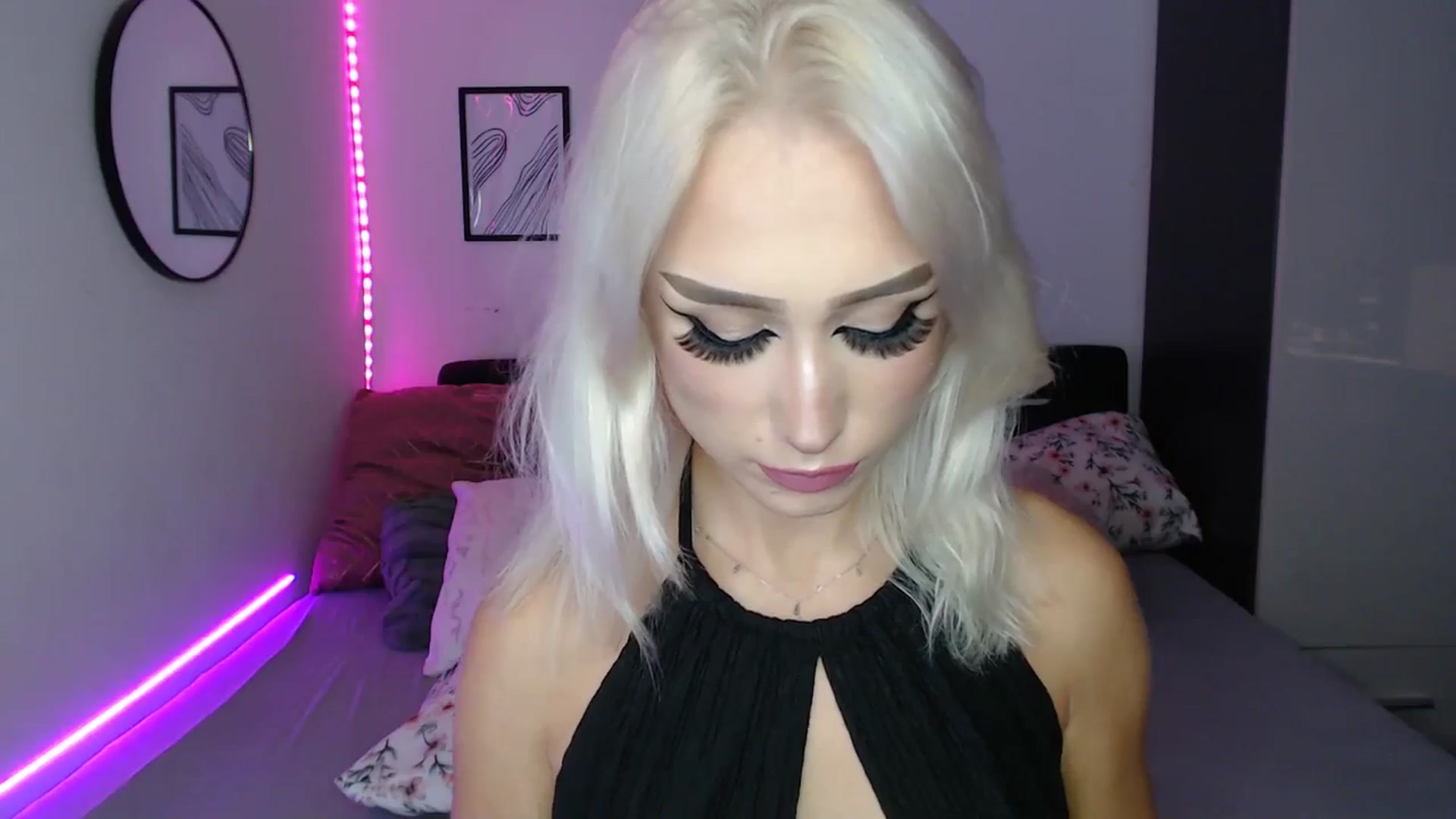 Gallery image thumbnail from Isabella_baby's myfreecams stream on, 09/15/2025, 18:04 image 19 of 20