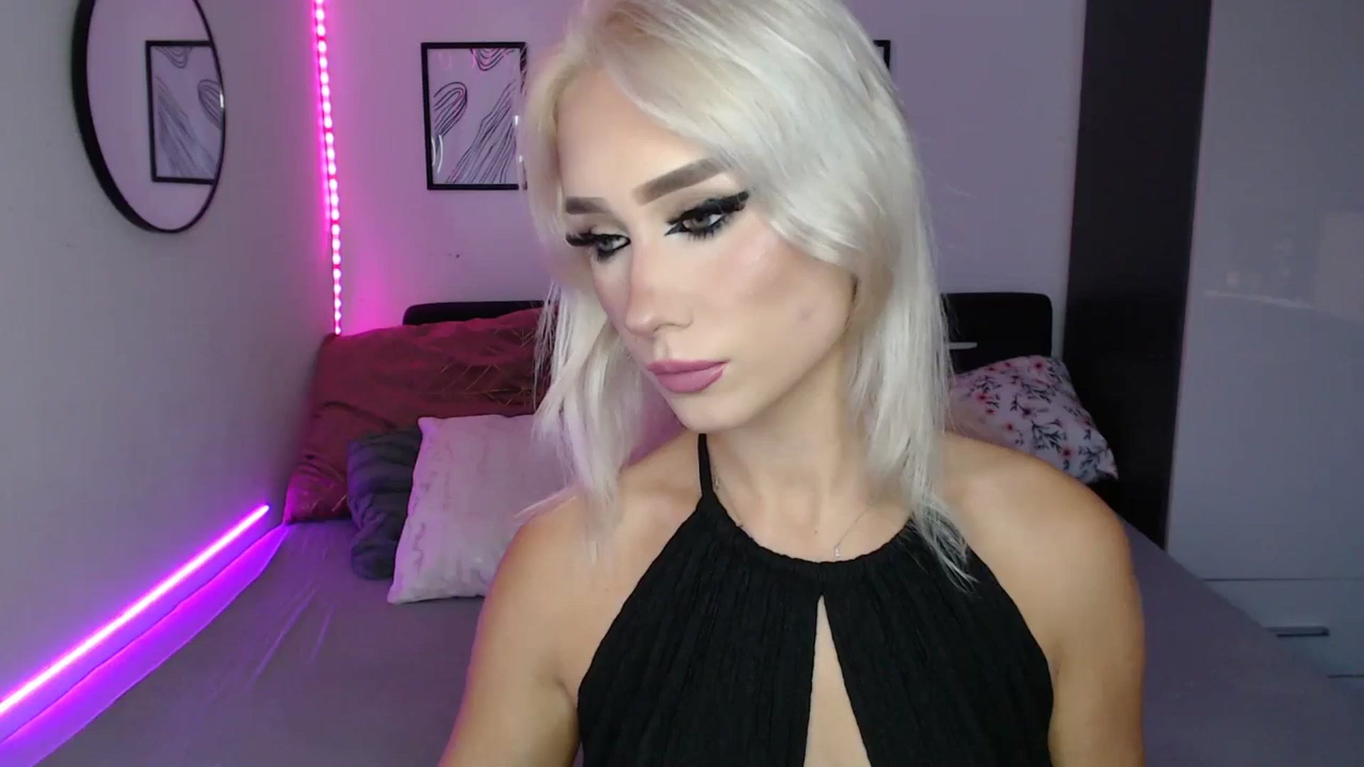 Gallery image thumbnail from Isabella_baby's myfreecams stream on, 09/15/2025, 18:04 image 8 of 20