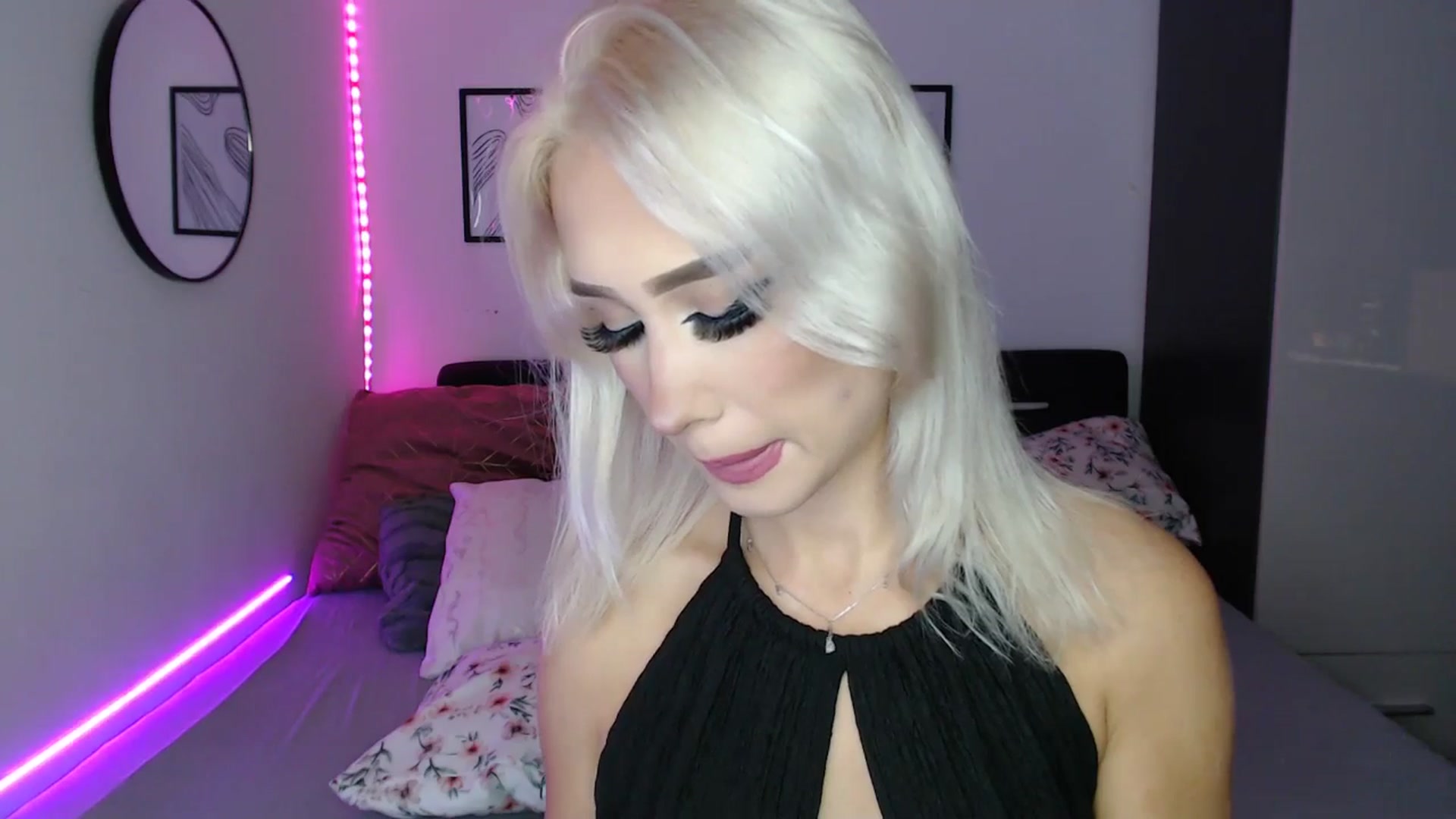 Gallery image thumbnail from Isabella_baby's myfreecams stream on, 09/15/2025, 18:04 image 16 of 20