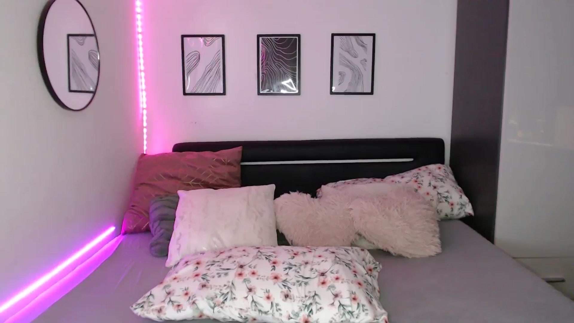 Gallery image thumbnail from Isabella_baby's myfreecams stream on, 09/15/2025, 18:04 image 17 of 20