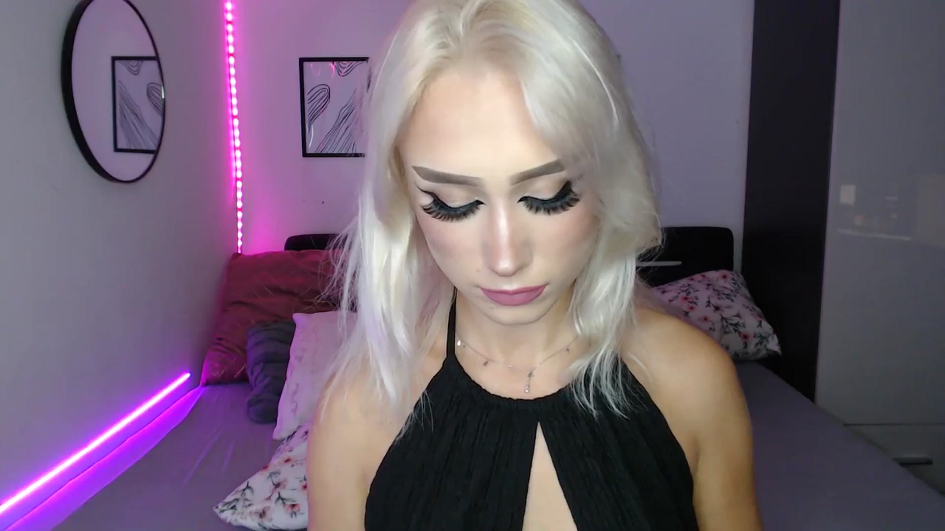 Gallery image thumbnail from Isabella_baby's myfreecams stream on, 09/15/2025, 18:04 image 14 of 20