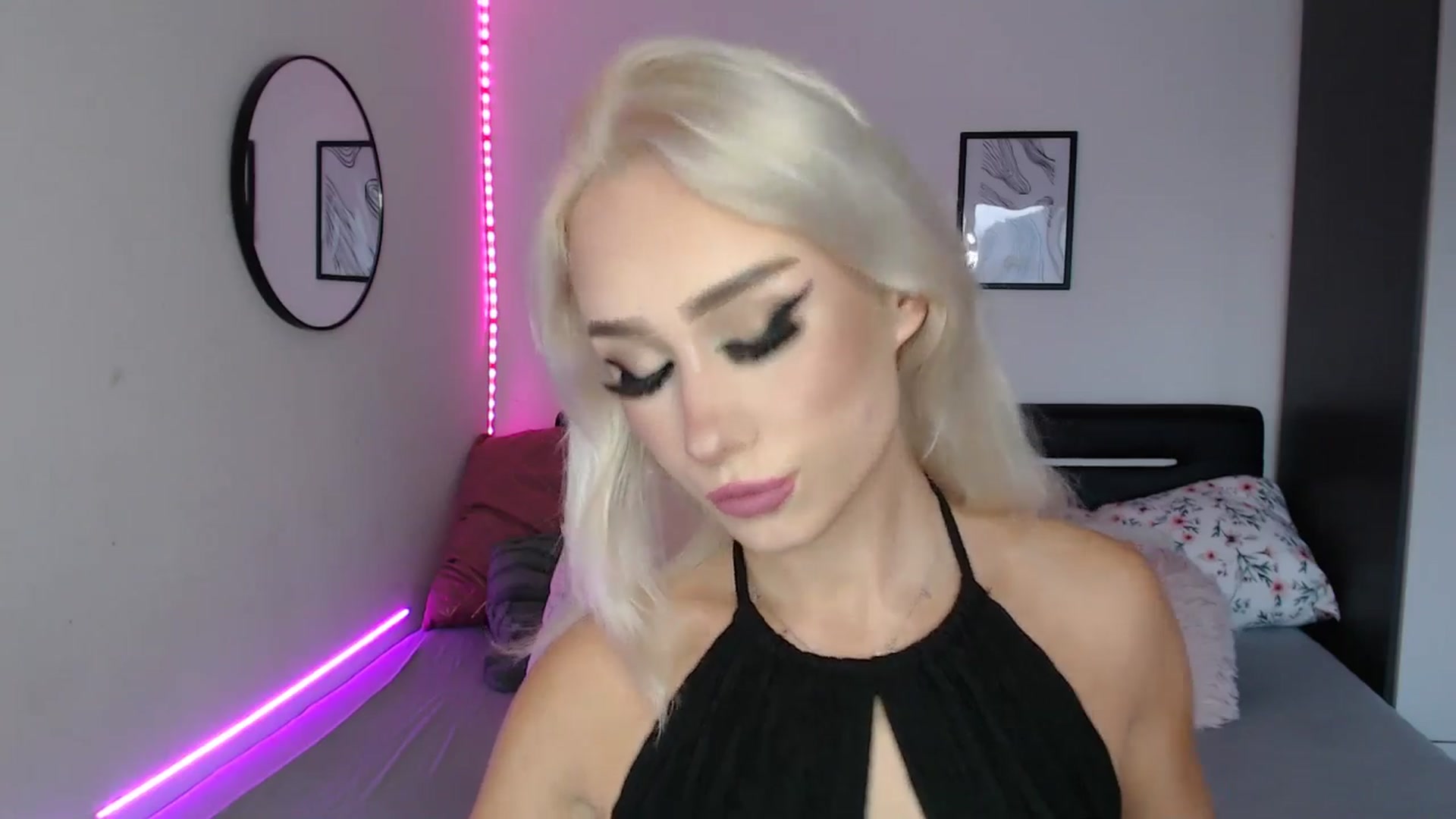 Gallery image thumbnail from Isabella_baby's myfreecams stream on, 09/15/2025, 18:04 image 2 of 20