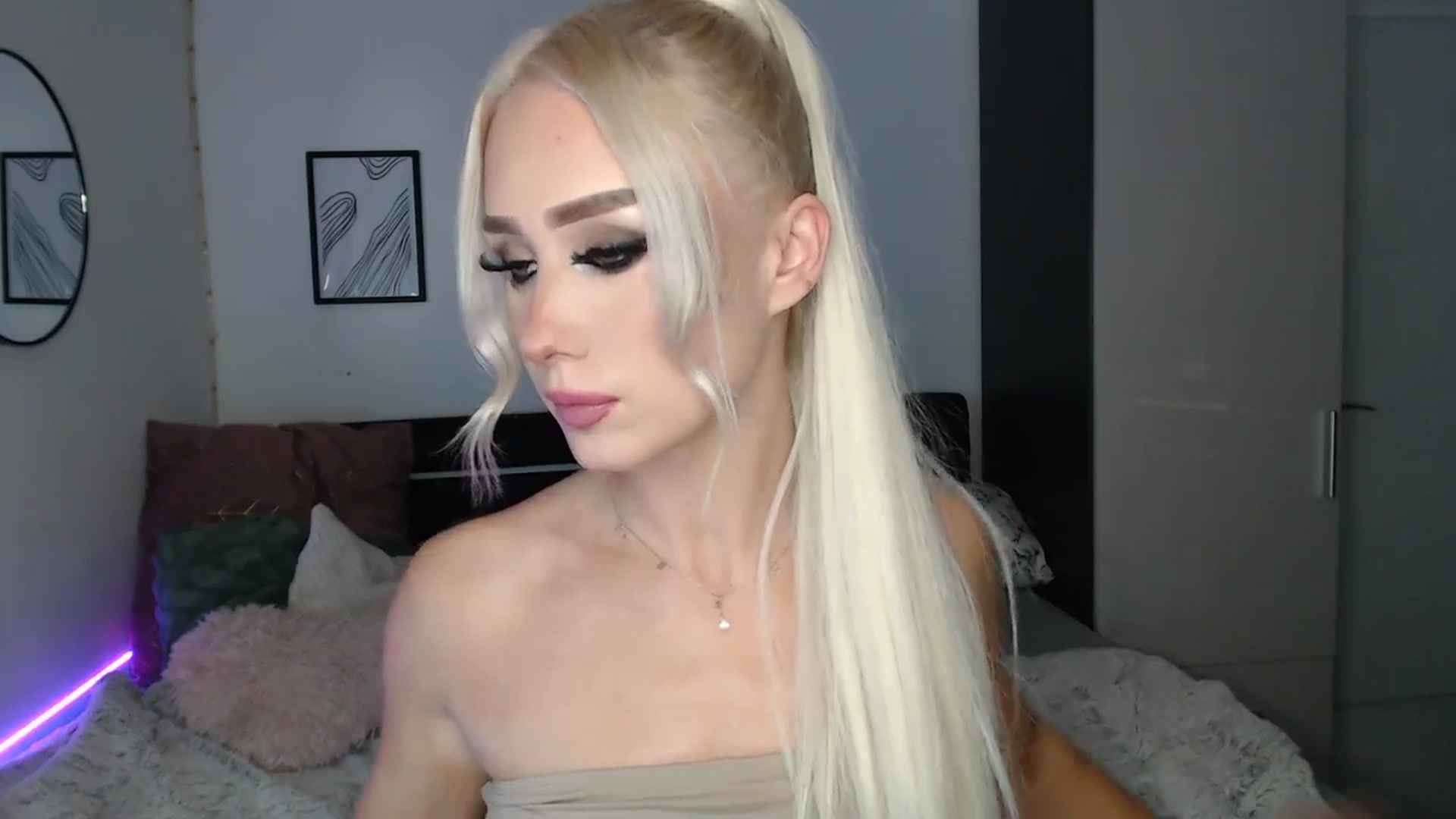 Gallery image thumbnail from Isabella_baby's myfreecams stream on, 09/20/2025, 23:58 image 19 of 20