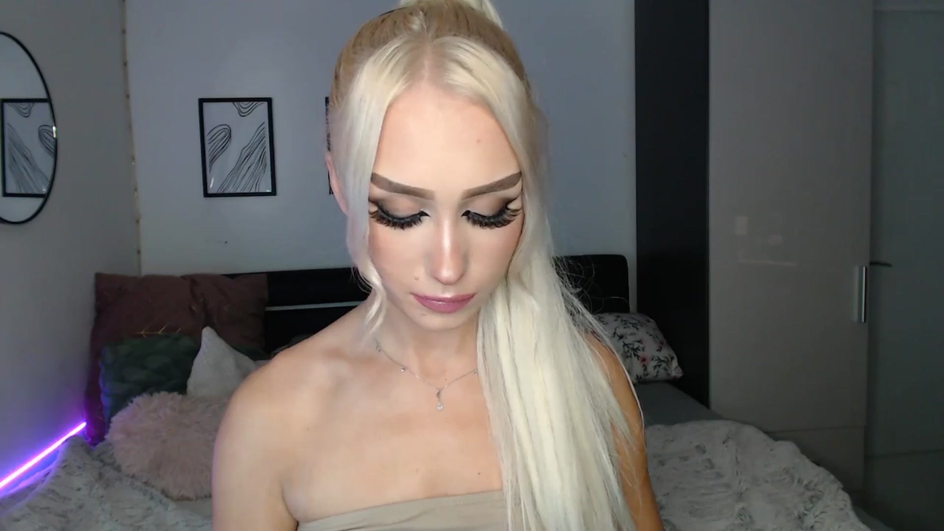Gallery image thumbnail from Isabella_baby's myfreecams stream on, 09/20/2025, 23:58 image 18 of 20