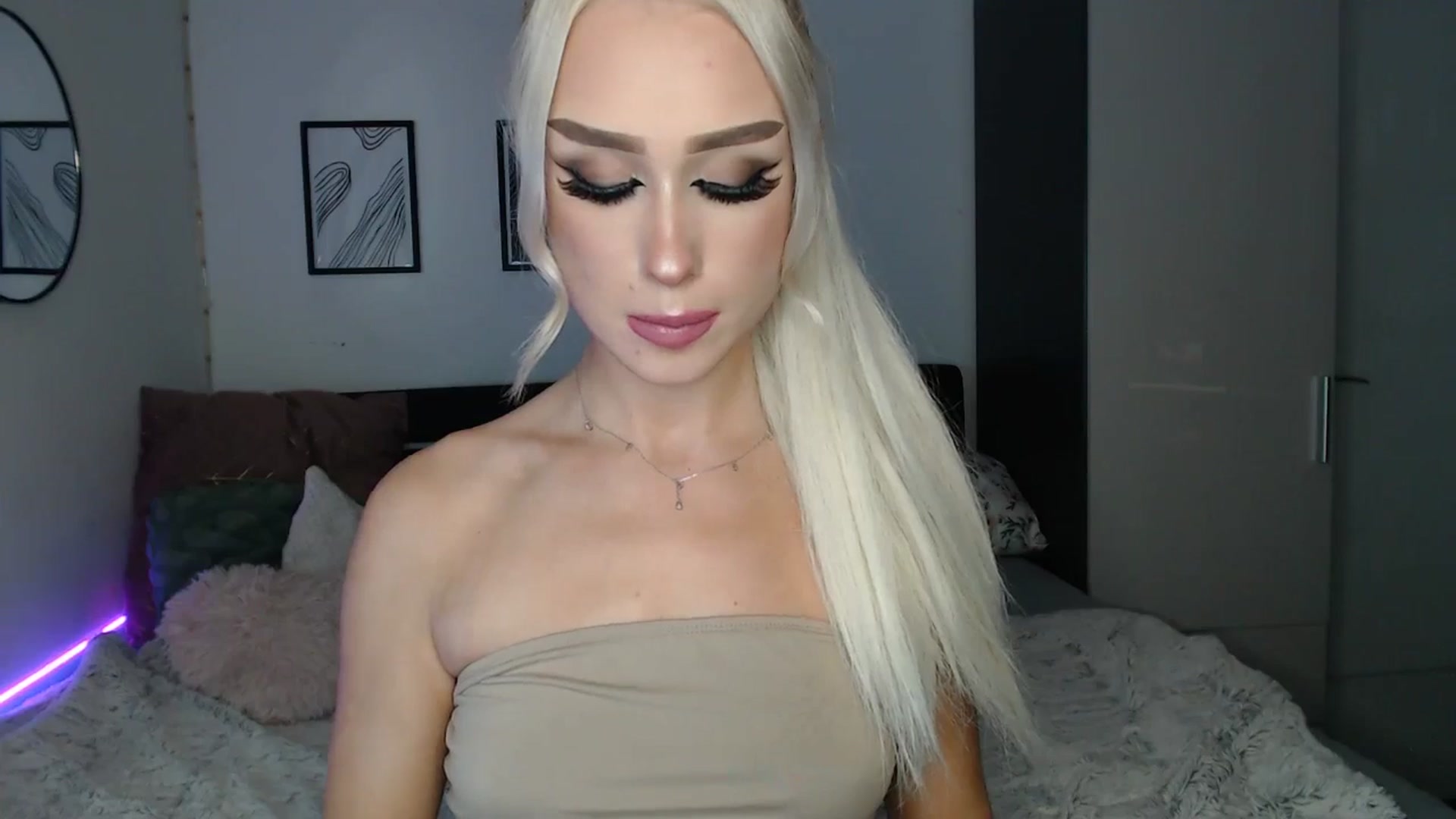 Gallery image thumbnail from Isabella_baby's myfreecams stream on, 09/20/2025, 23:58 image 14 of 20