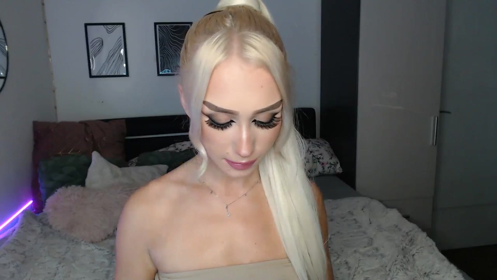 Gallery image thumbnail from Isabella_baby's myfreecams stream on, 09/20/2025, 23:58 image 7 of 20