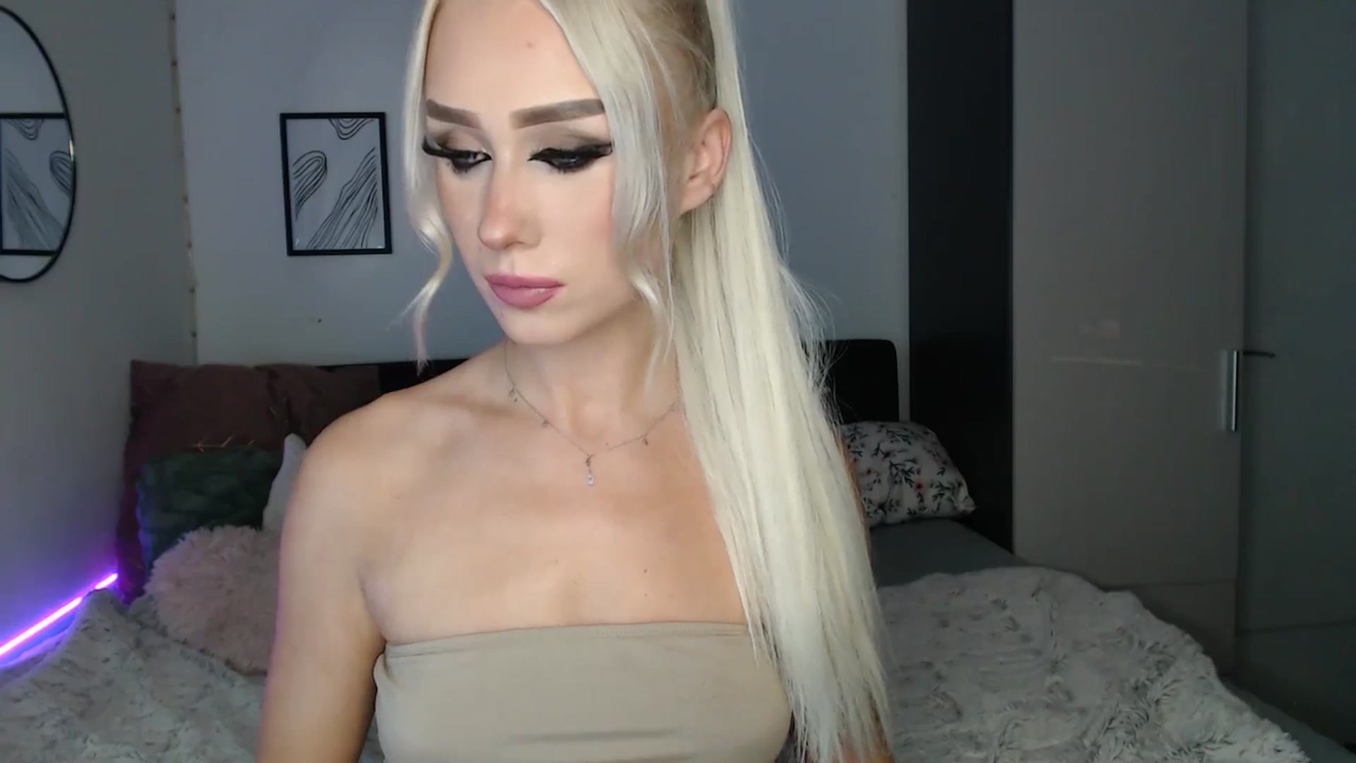 Gallery image thumbnail from Isabella_baby's myfreecams stream on, 09/20/2025, 23:58 image 12 of 20