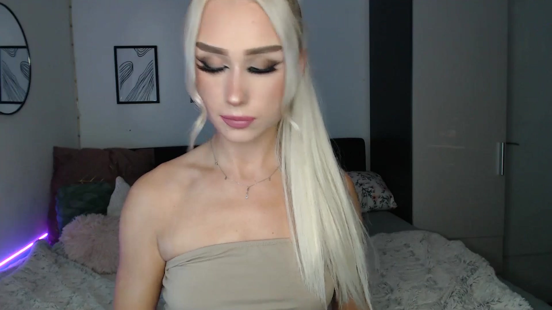 Gallery image thumbnail from Isabella_baby's myfreecams stream on, 09/20/2025, 23:58 image 15 of 20