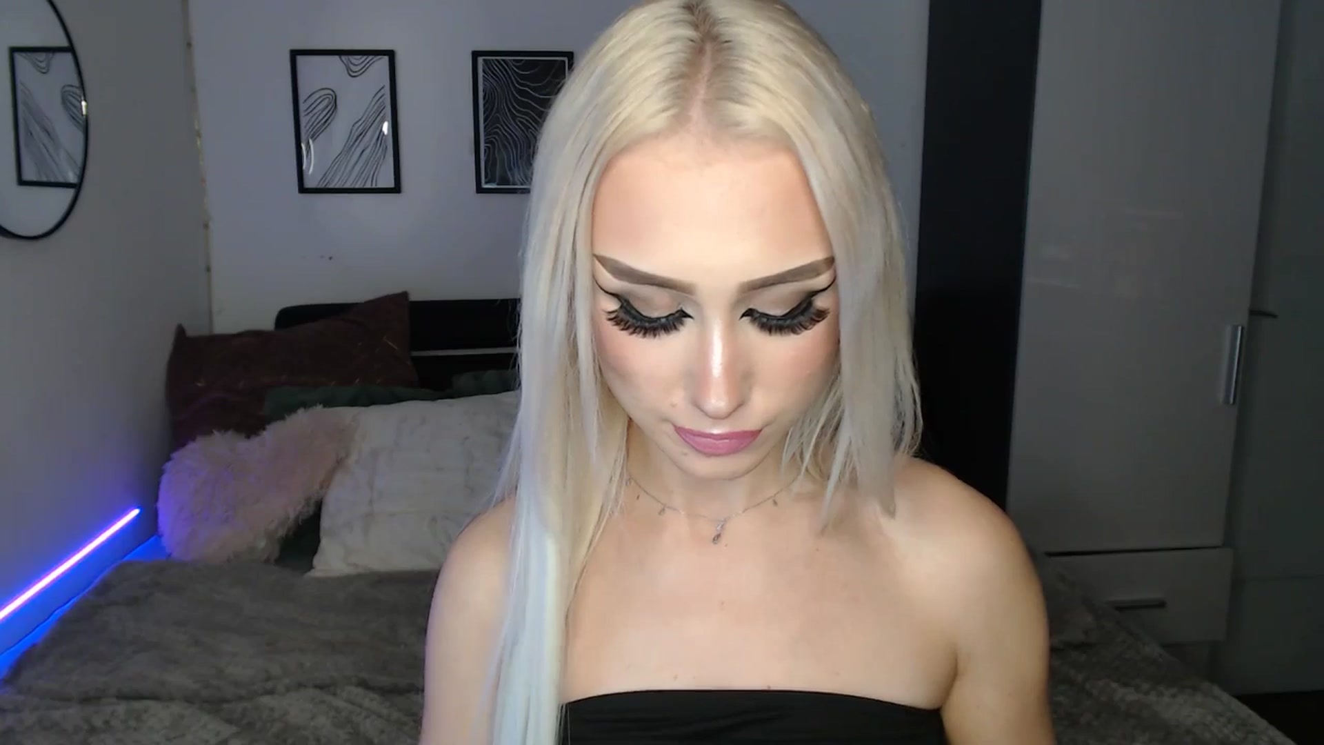 Gallery image thumbnail from Isabella_baby's myfreecams stream on, 09/27/2025, 24:57 image 9 of 20
