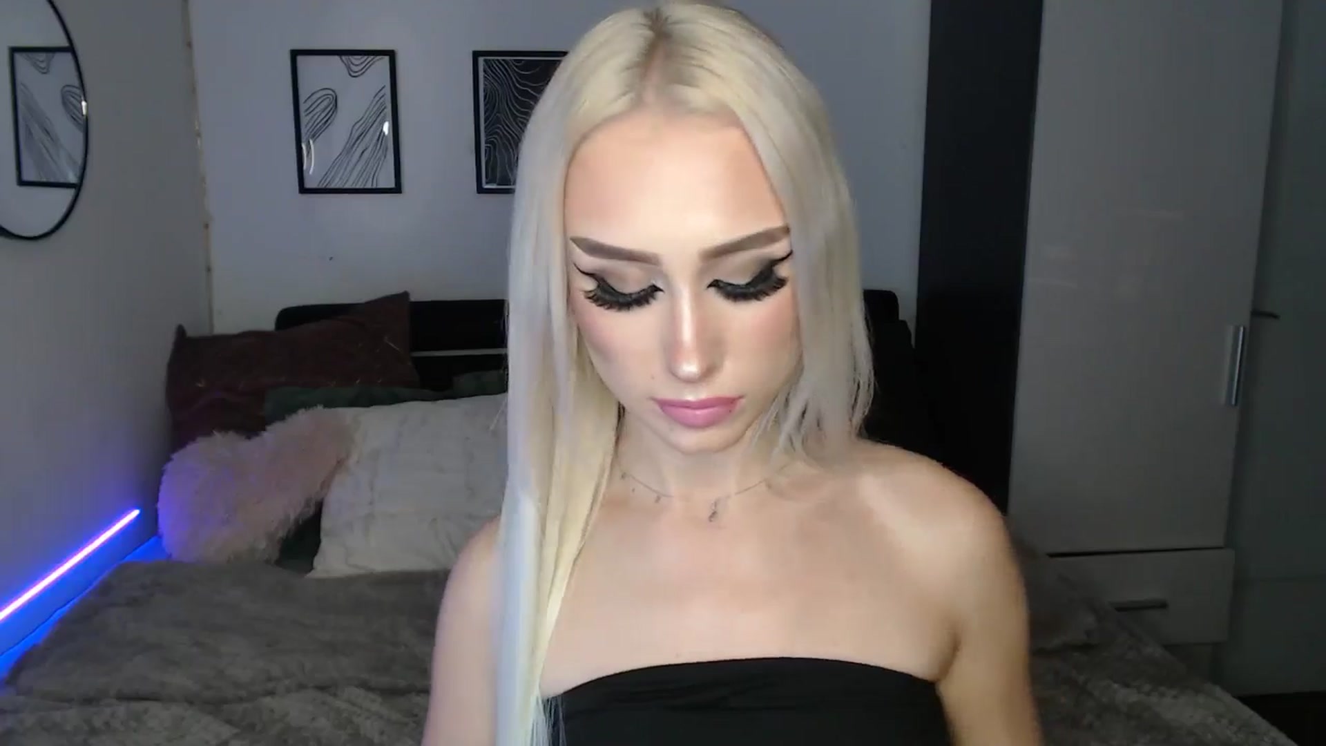 Gallery image thumbnail from Isabella_baby's myfreecams stream on, 09/27/2025, 24:57 image 8 of 20