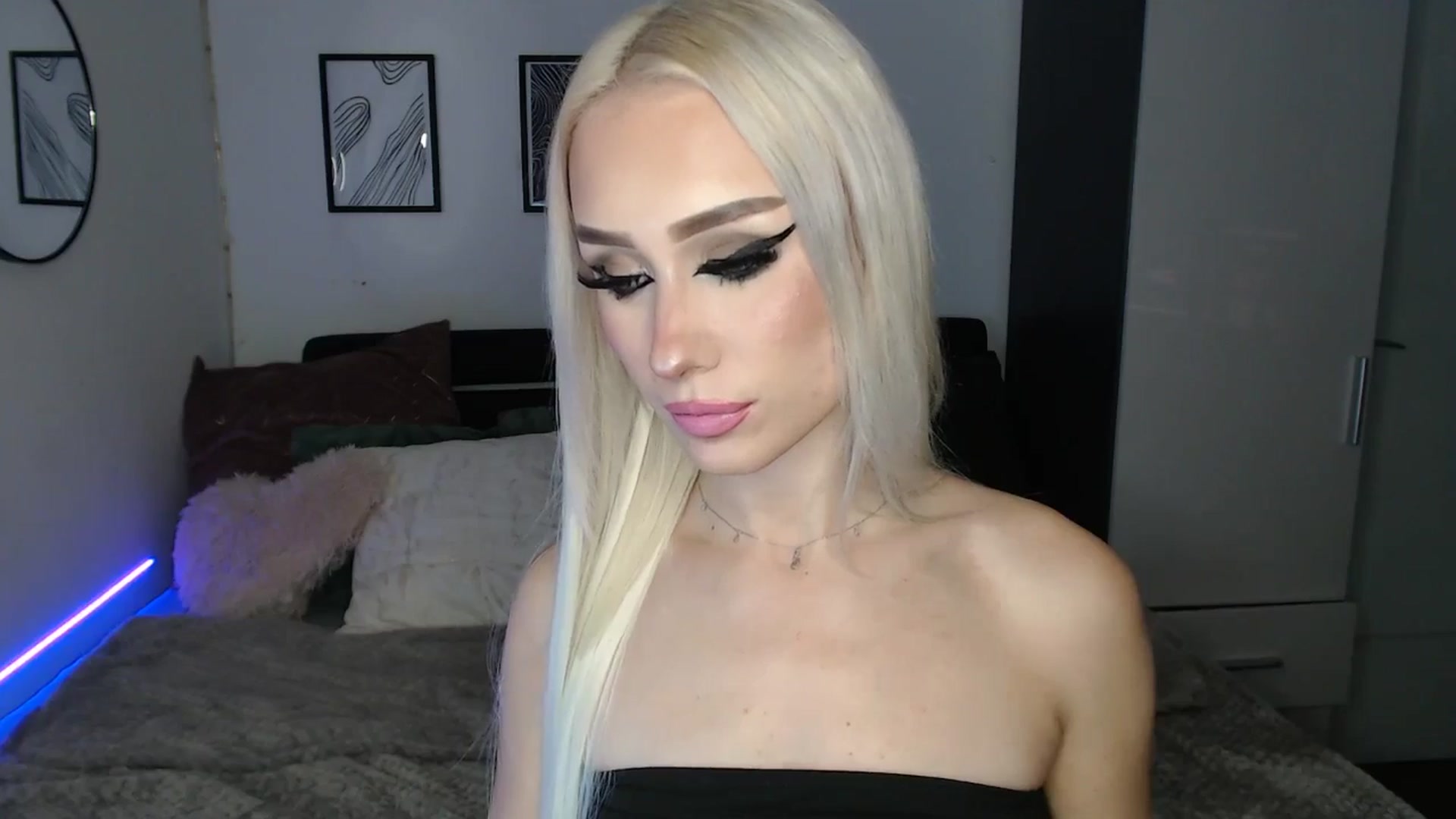 Gallery image thumbnail from Isabella_baby's myfreecams stream on, 09/27/2025, 24:57 image 6 of 20