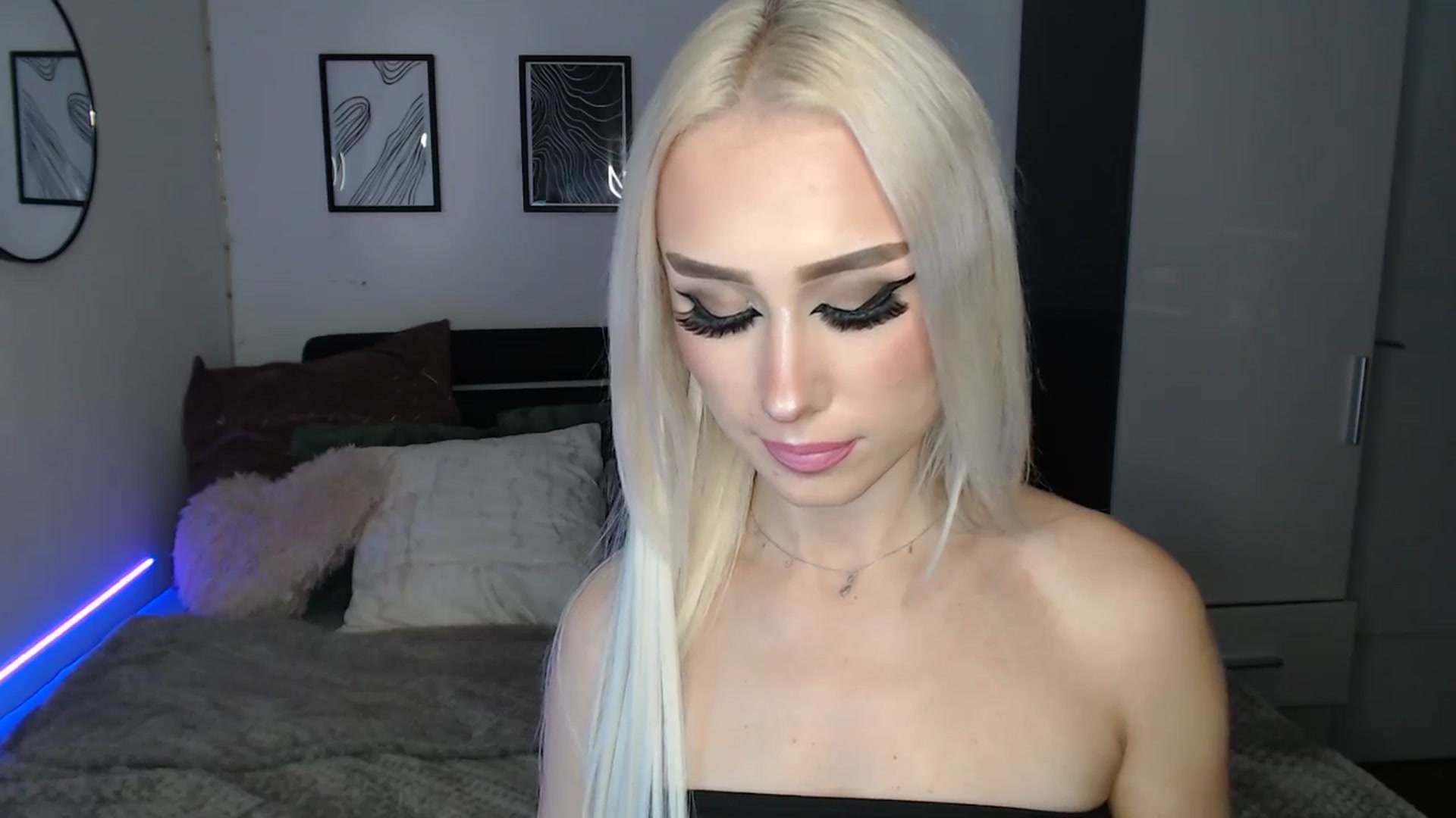 Gallery image thumbnail from Isabella_baby's myfreecams stream on, 09/27/2025, 24:57 image 4 of 20